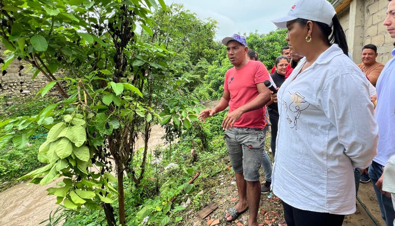 Yenis Orozco, alcaldesa de Malambo, en recorrido por barrios afectados.