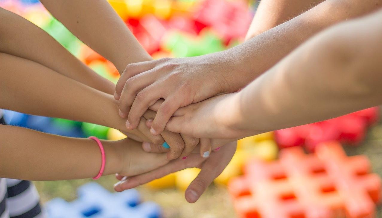 Los padres tienen la responsabilidad de la formación emocional y ética de sus hijos.