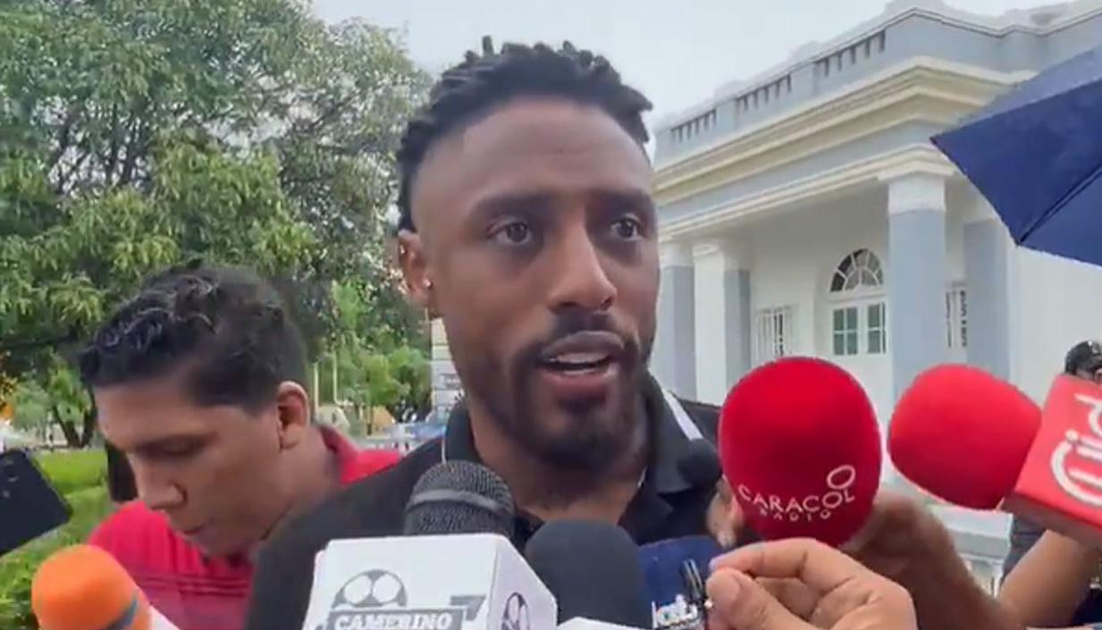 Omar Albornoz habló con los periodistas en las afueras de la sede administrativa del Junior.