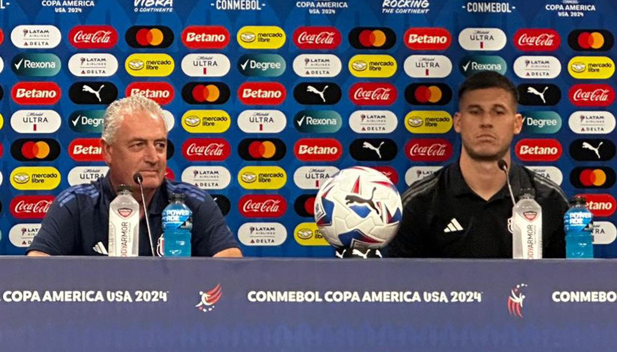 Gustavo Alfaro en rueda de prensa acompañado de Juan Pablo Vargas. 