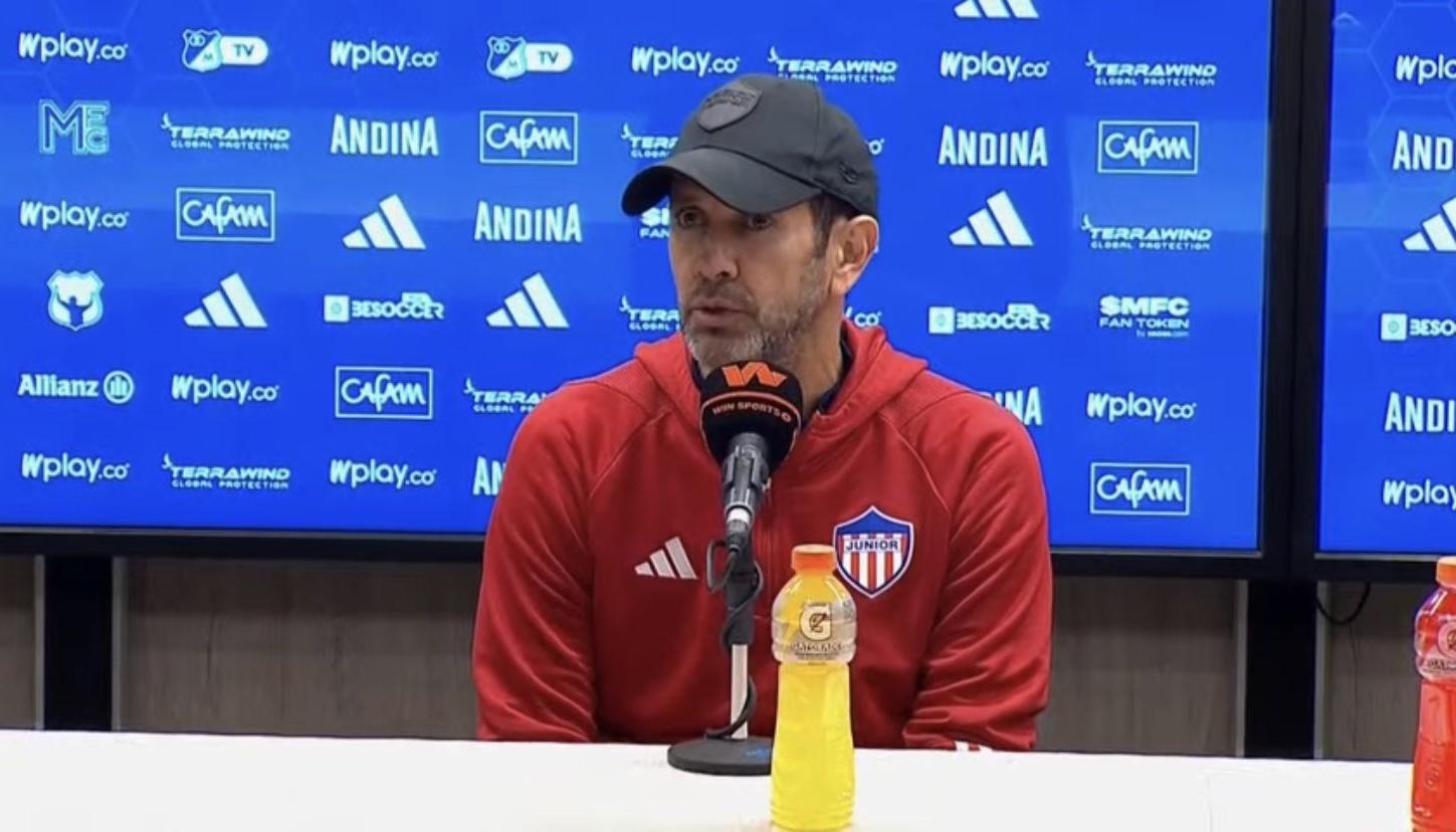 El técnico de Junior, Arturo Reyes, en la rueda de prensa tras la derrota 2-0 ante Millonarios. 