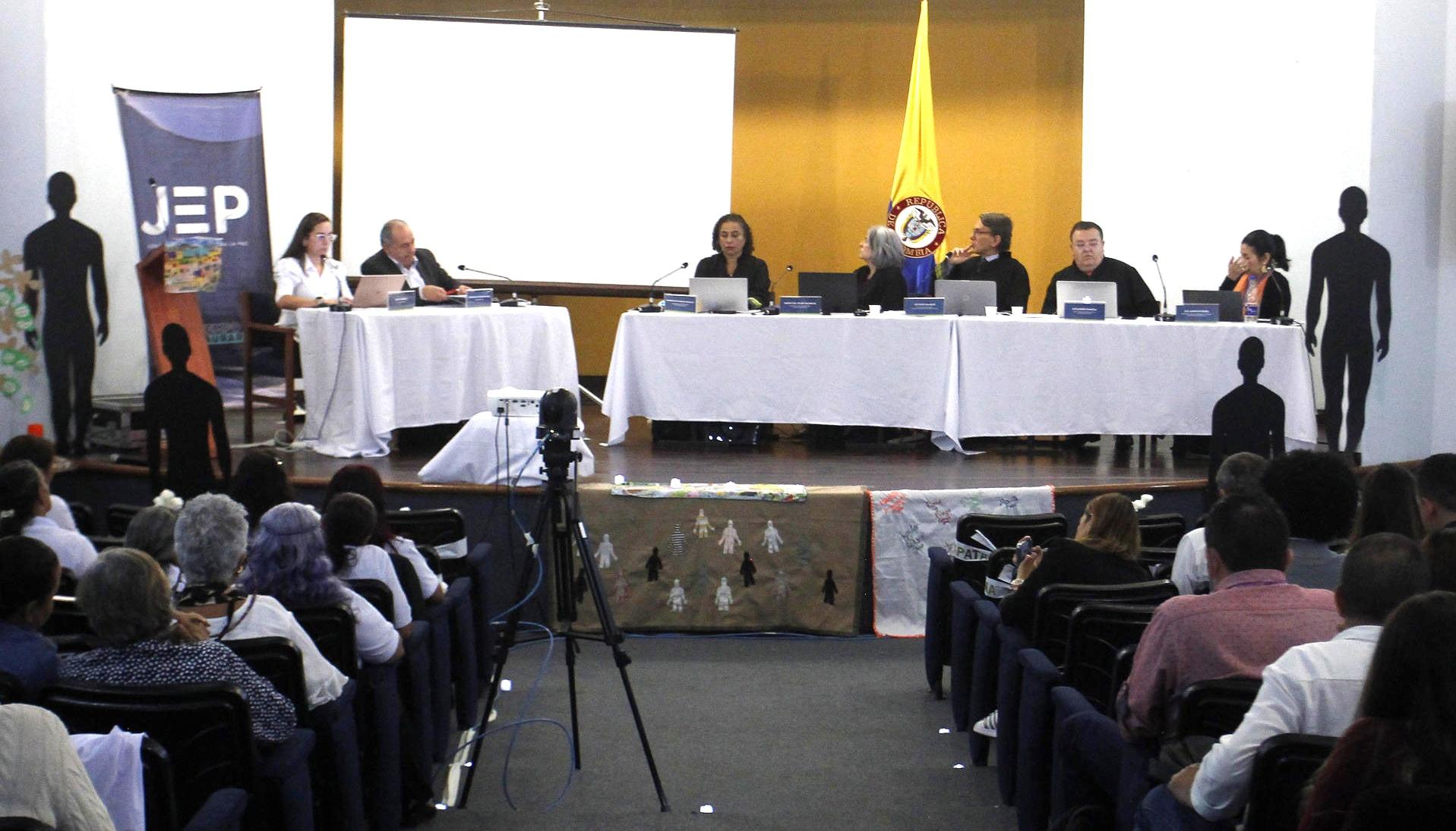 Foto referencia sobre audiencia de la JEP
