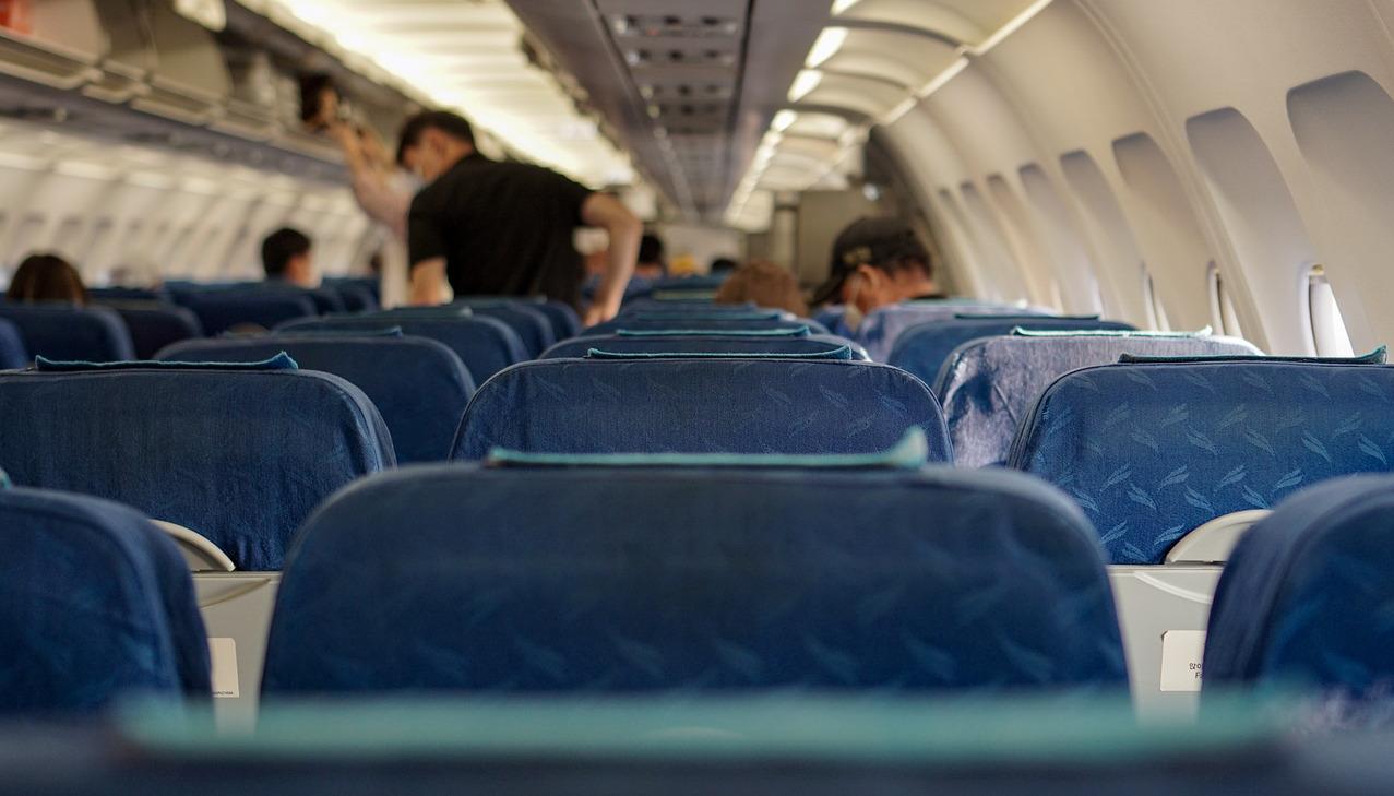 Consumir alcohol en un avión podría ser arriesgado.