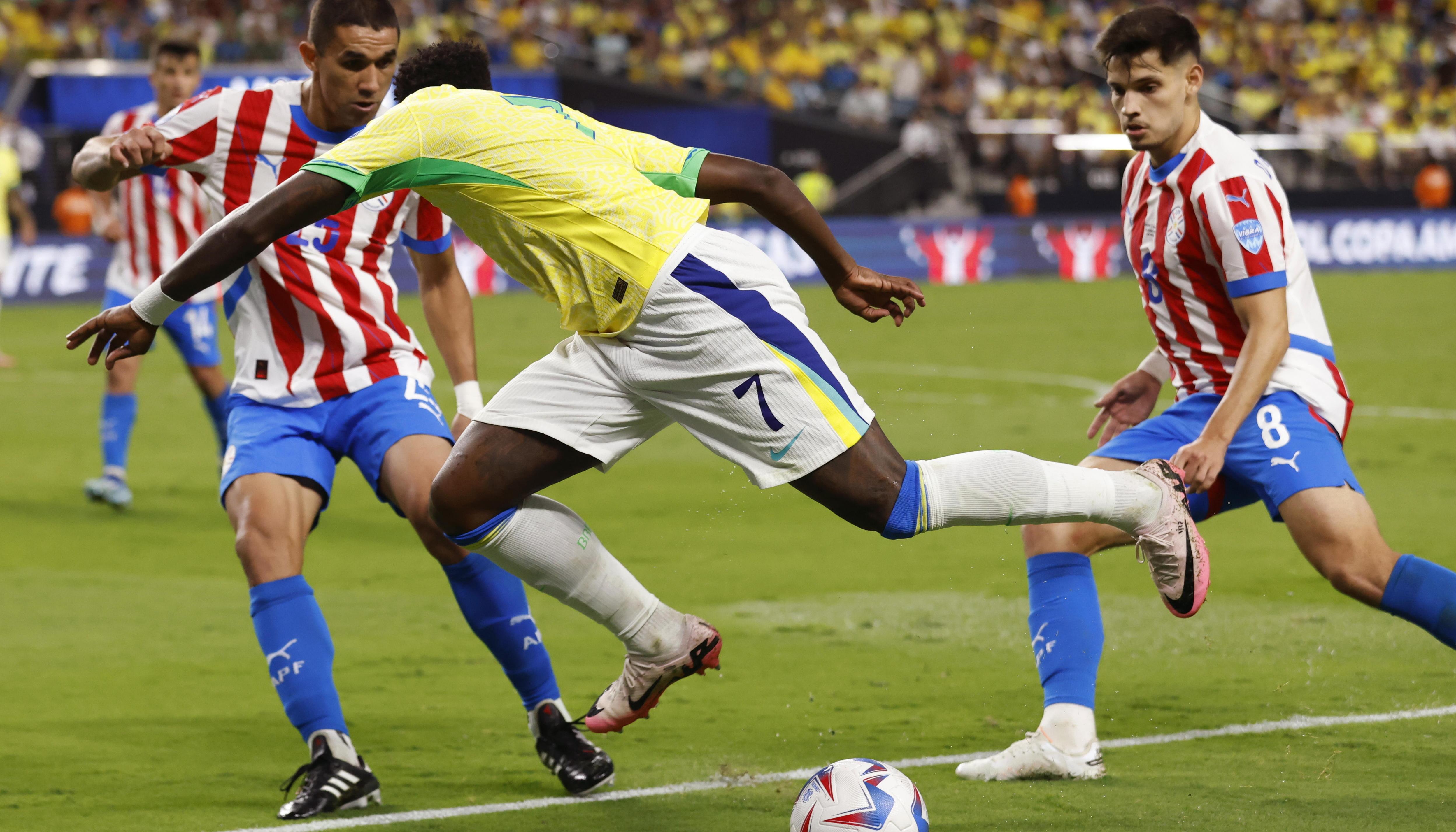 Vinicius intenta llevarse la marca de Gustavo Velázquez y Damián Bobadilla. 