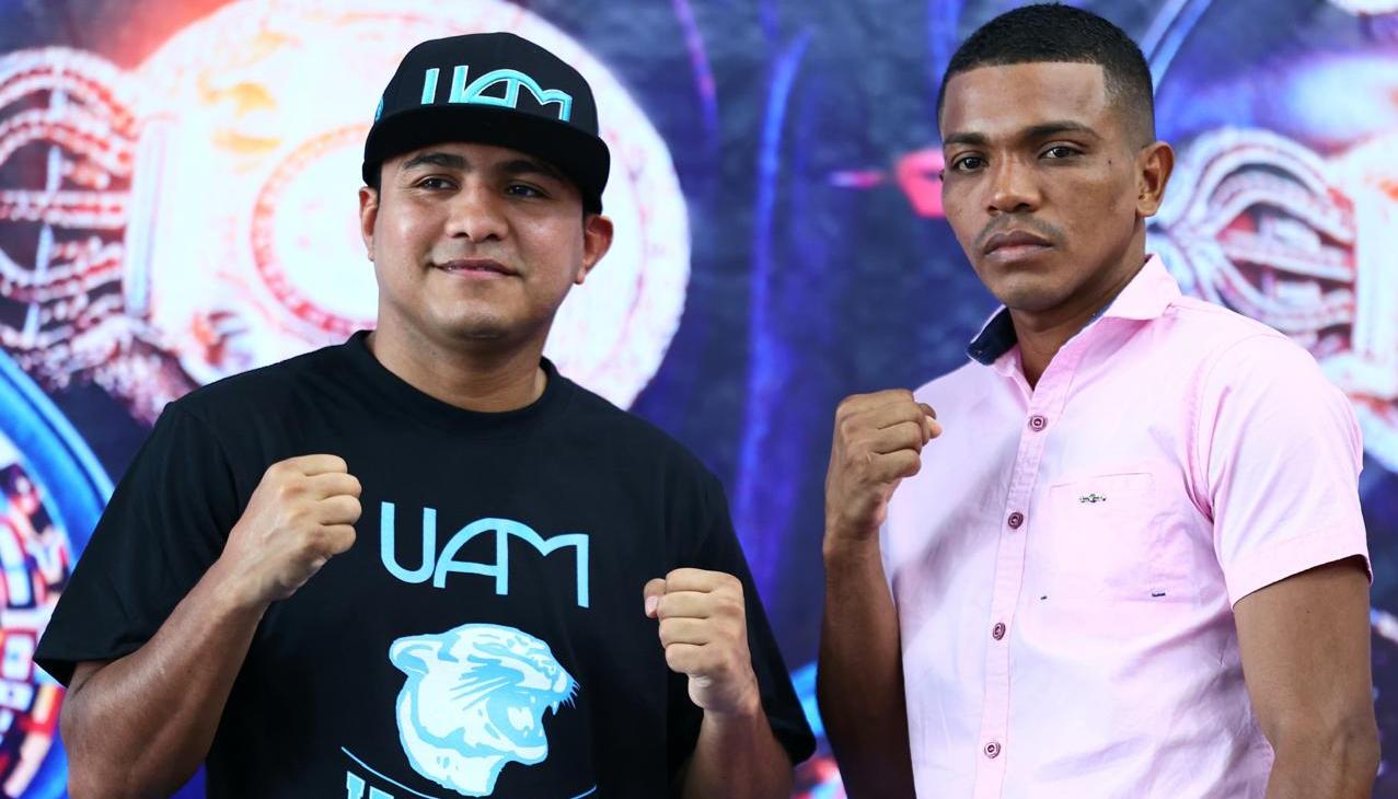 Román 'Chocolatito' González y Robert Barrera durante un encuentro promocional de su pelea. 