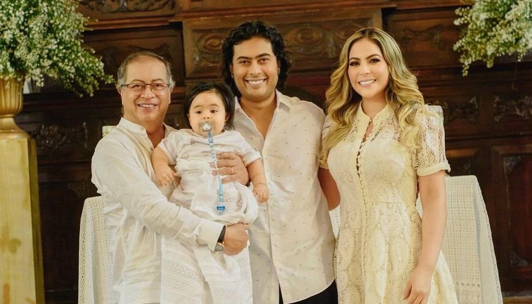 El Presidente Gustavo Petro carga a su nieto Luka. A su lado, su hijo Nicolás Petro y su nuera, Laura Ojeda