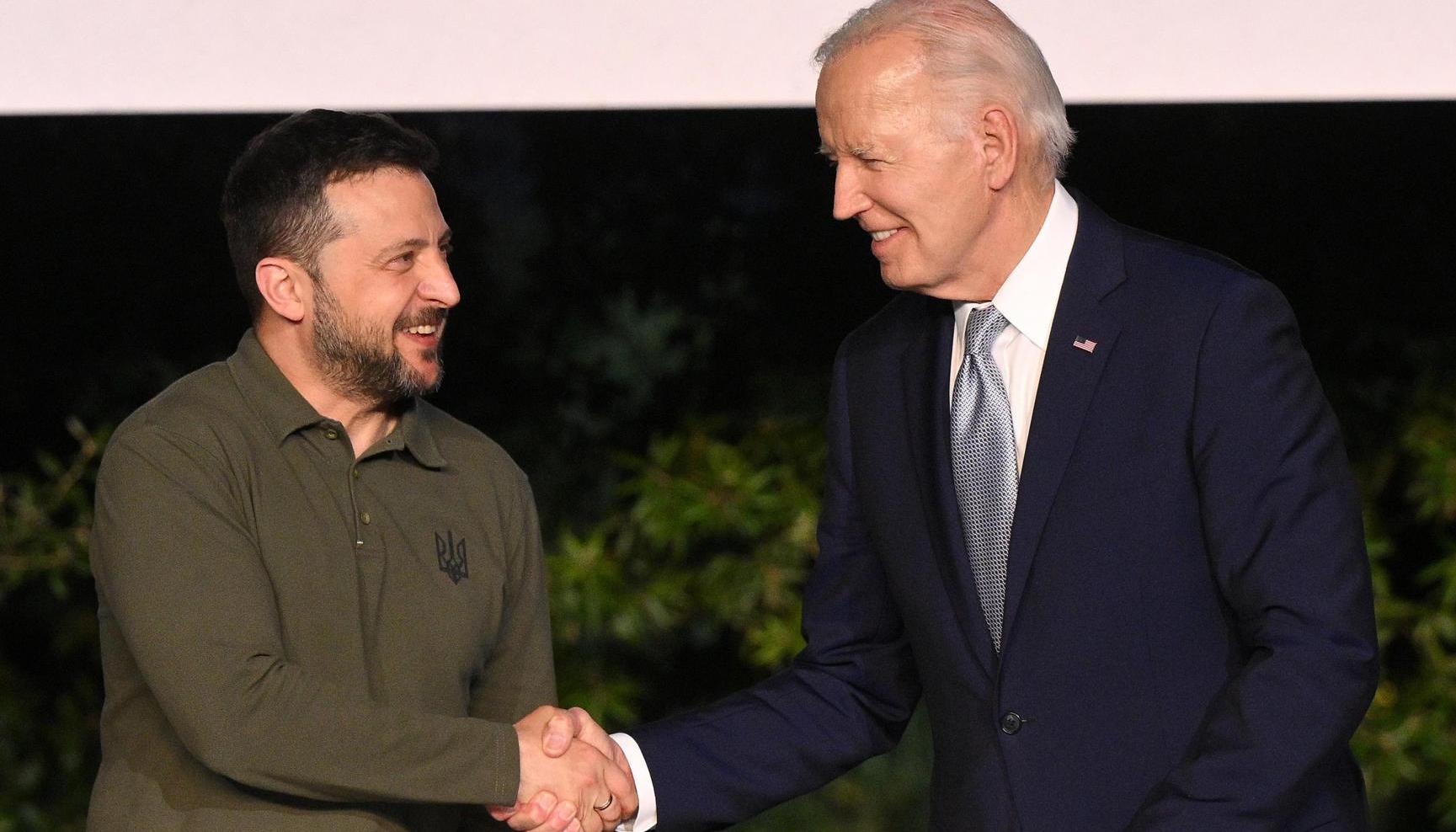 El presidente de EE.UU., Joe Biden, se saluda con su colega de Ucrania, Volodímir Zelenski, en el G-7