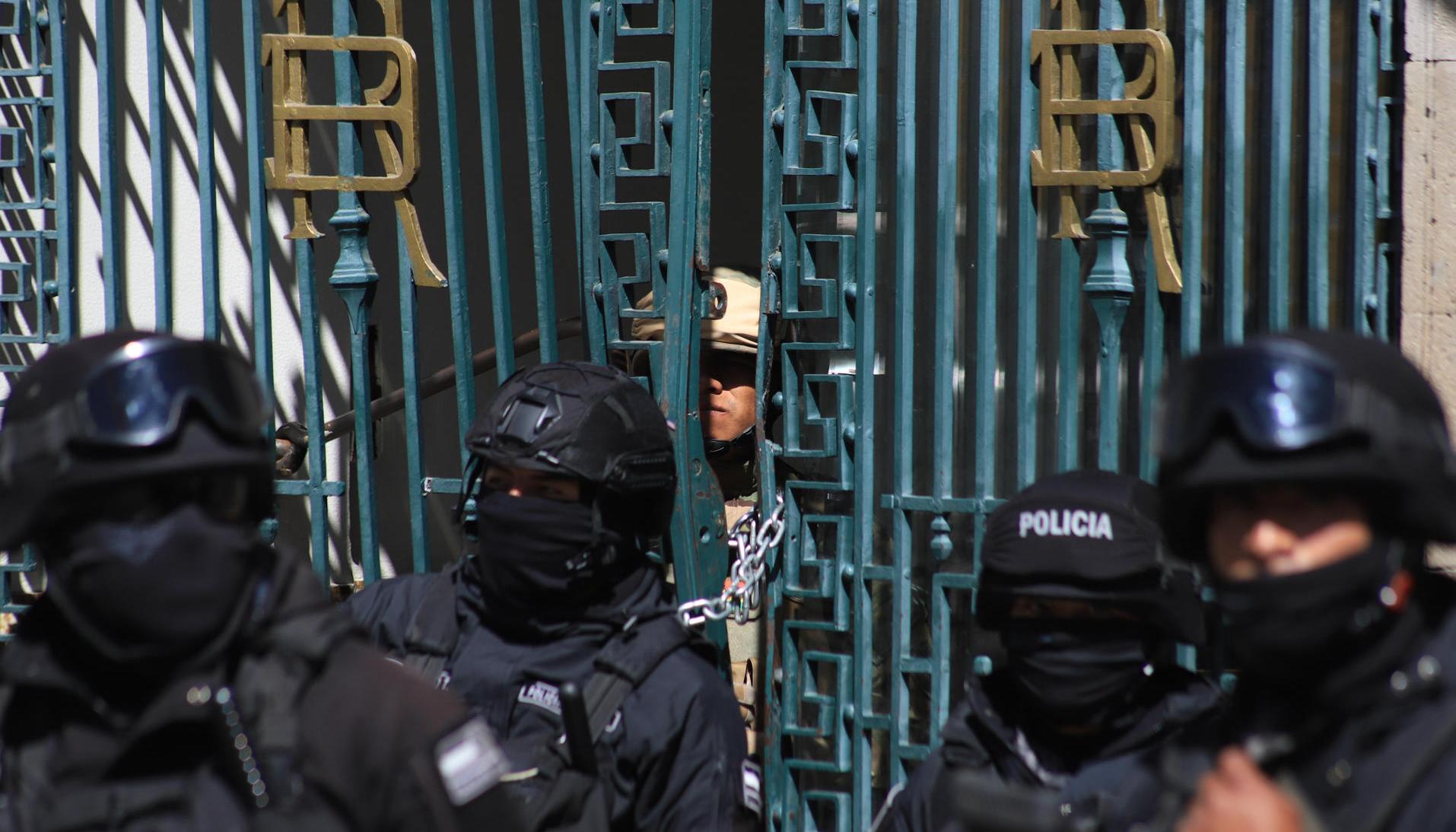 Policías custodian el Palacio de Gobierno este jueves, en La Paz, Bolivia