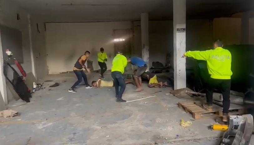 El operativo en una bodega de Juan Mina