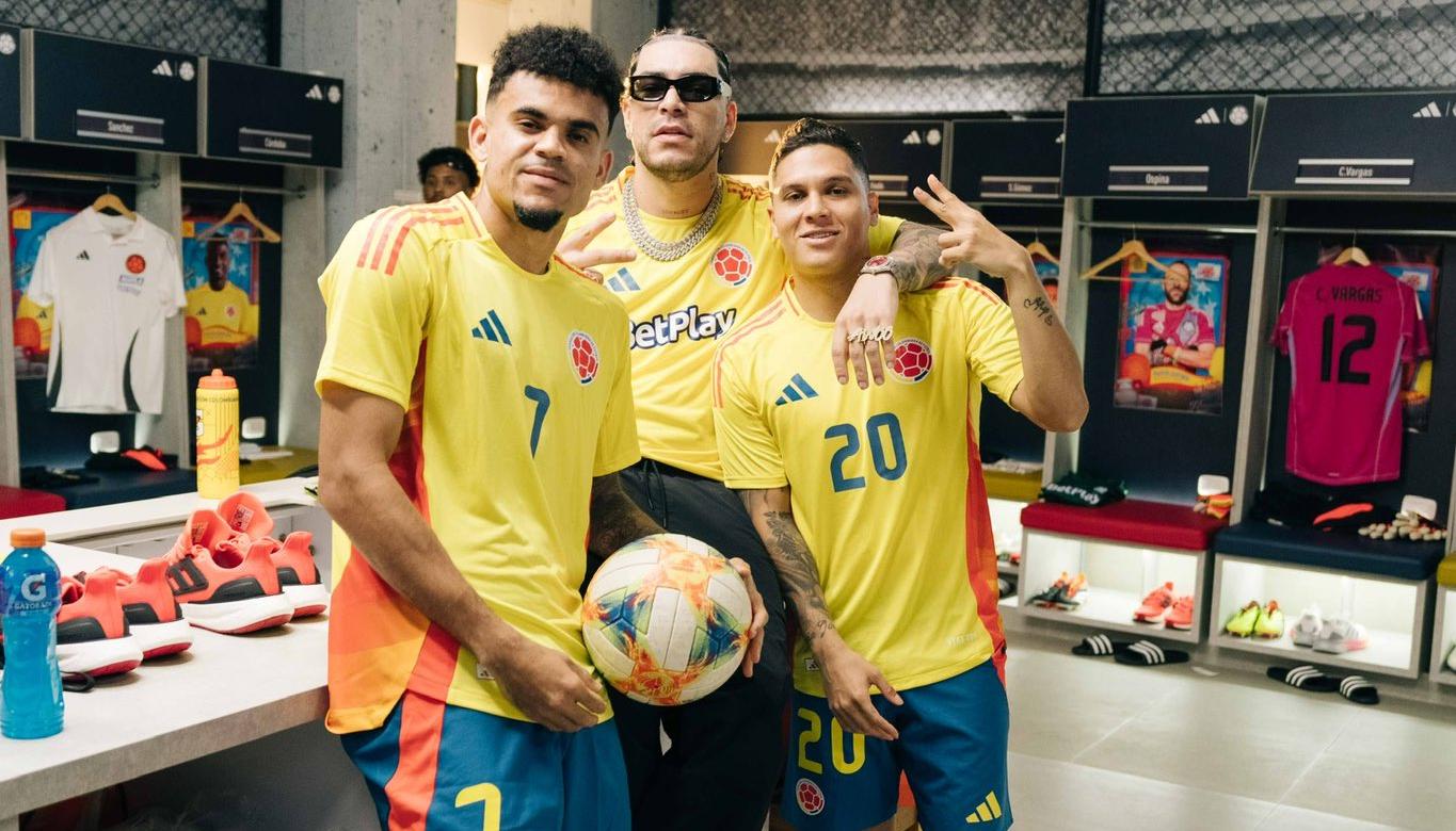 Luis Díaz y Juan Fernando Quintero con el cantante Ryan Castro. 