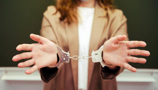 Capturan a mujer por causar lesión a su novio.
