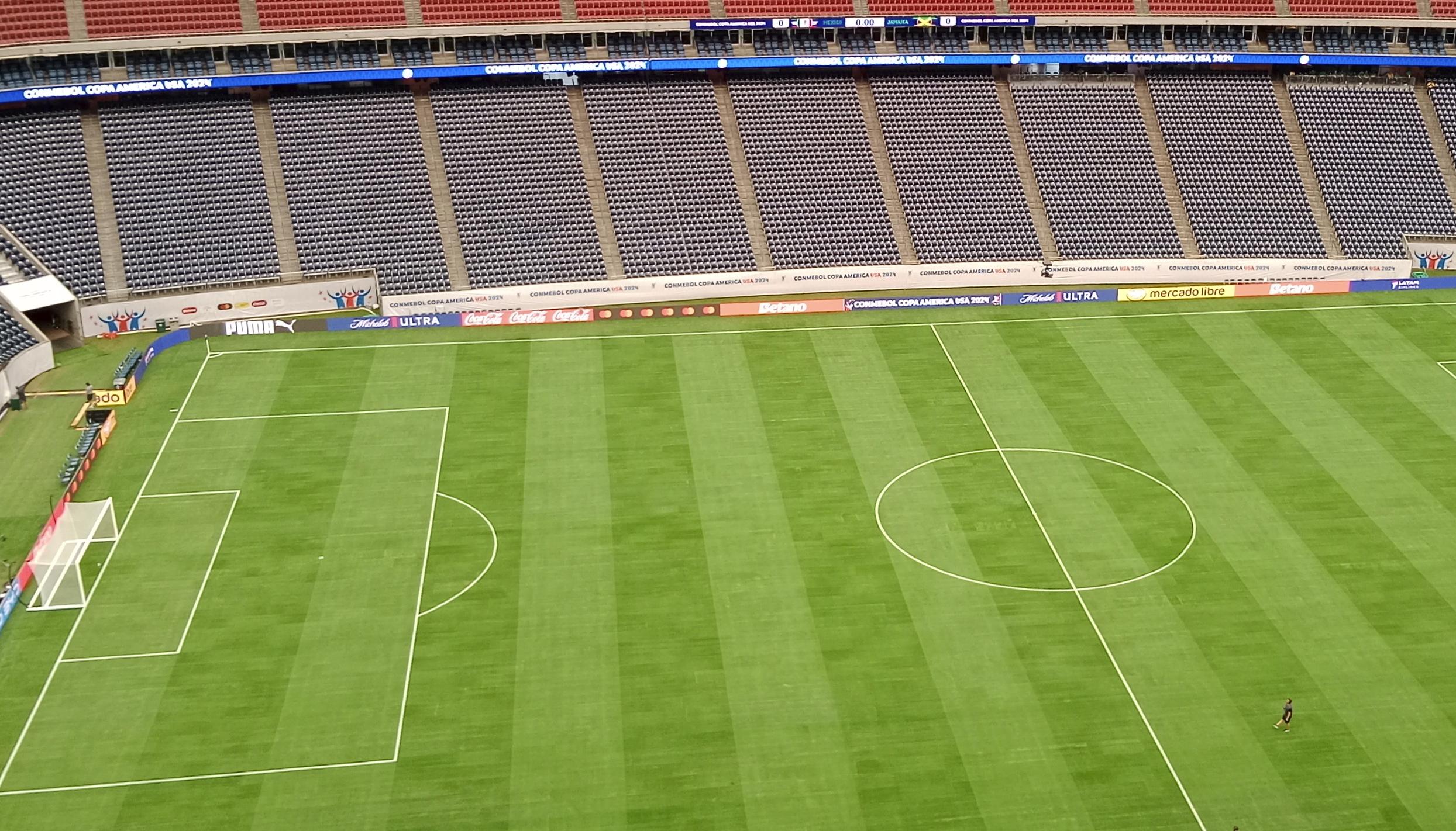 Césped del NRG Stadium de Houston, donde mañana jugarán Colombia y Paraguay. 