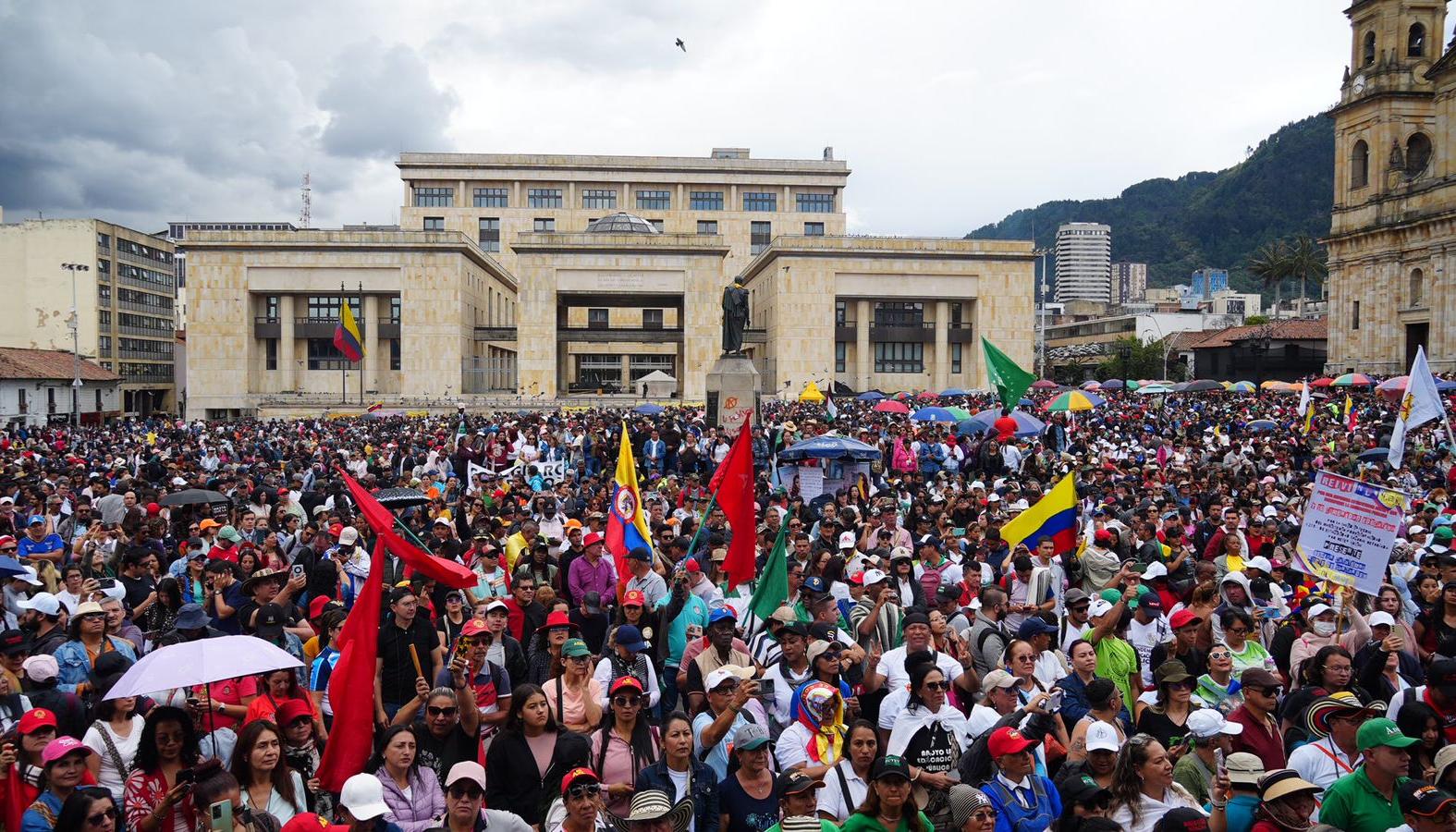 Los maestros en la manifestación del miércoles en la Plaza de Bolívar de Bogotá