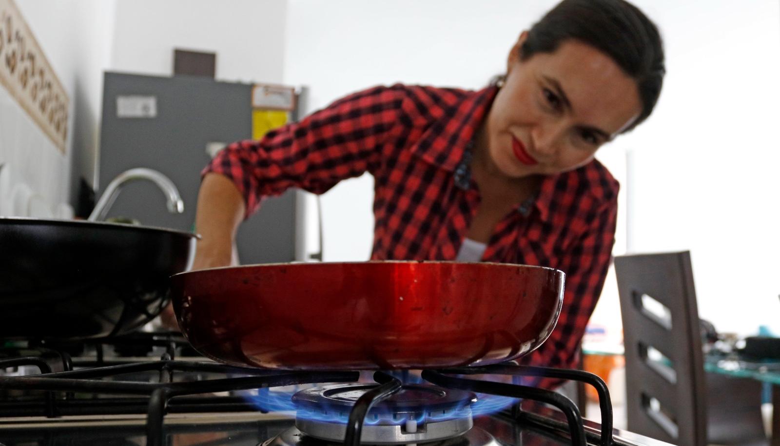 Una usuaria de gas natural domiciliaria. Ya son 12 millones de hogares conectados en el país