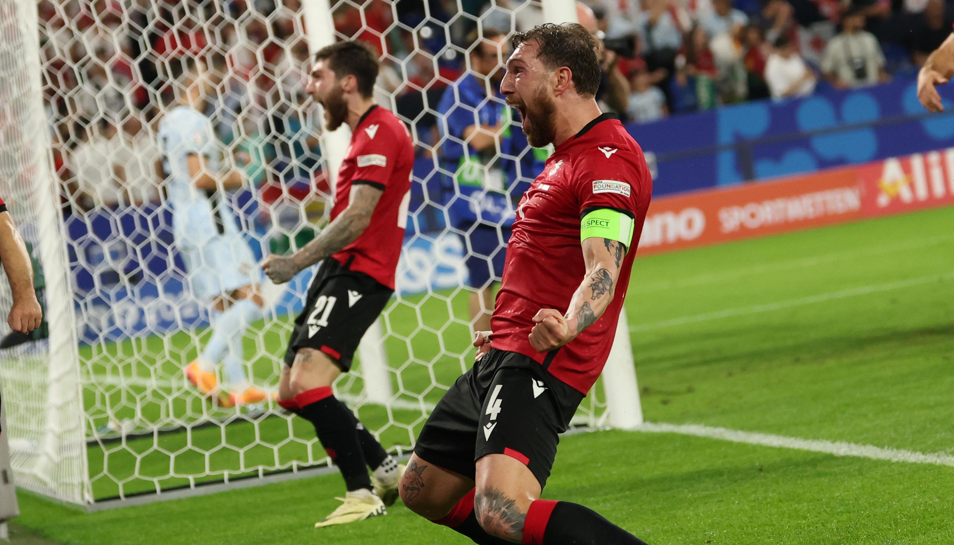 Guram Kashia, capitán de Georgia, celebra la clasificación tras derrotar 2-0 a Portugal. 
