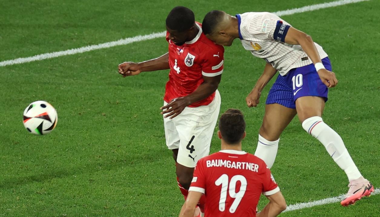 Acción en la que Kylian Mbappé se rompió la nariz, lo cual le obligó a salir de la cancha. 