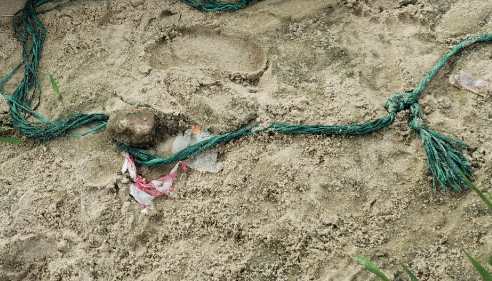  El hombre tenía una cuerda atada a sus tobillos, registraba golpes en la cabeza y el rostro. 