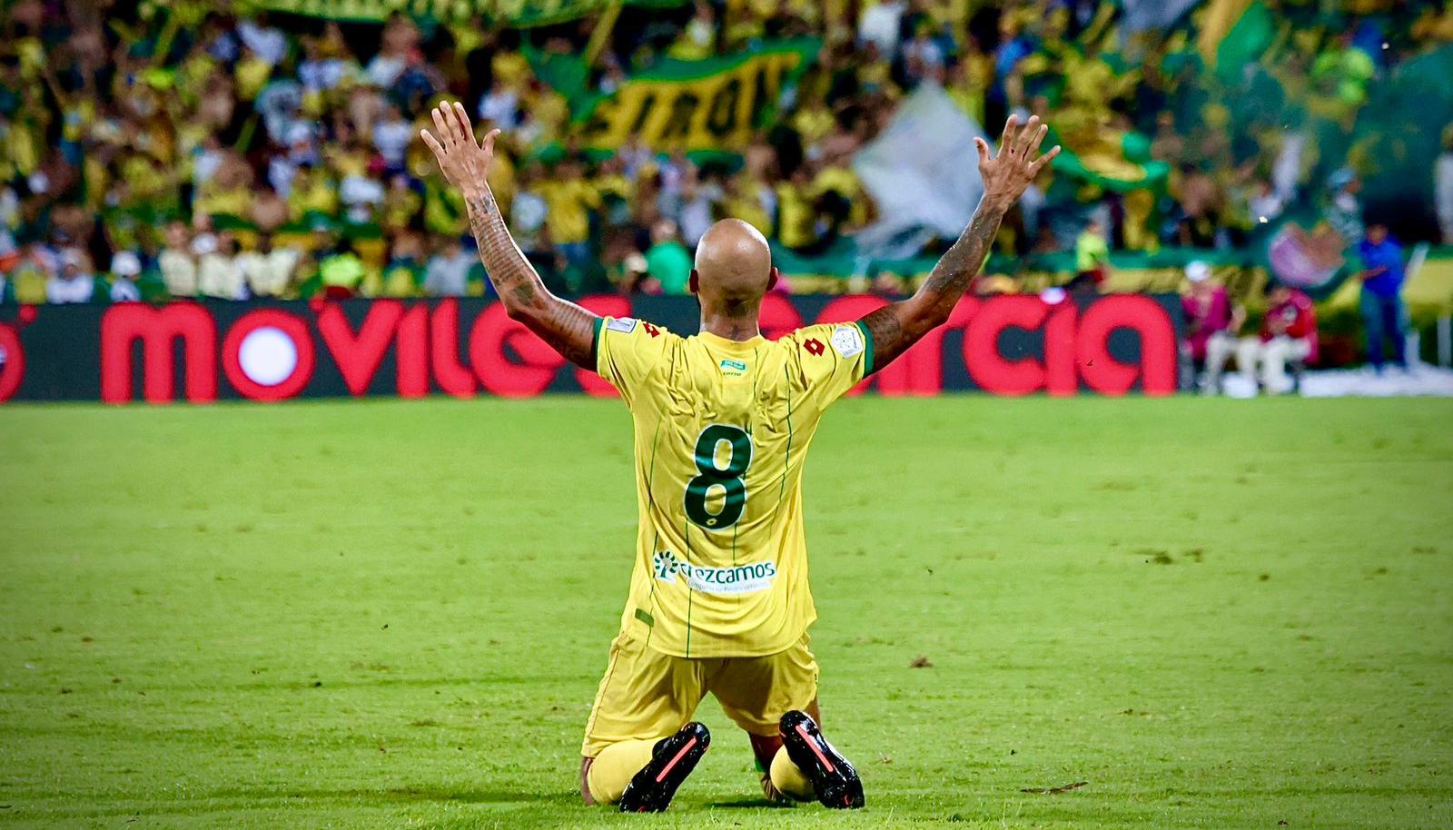 La afición del Bucaramanga celebrando el gol de Freddy Hinestroza. 