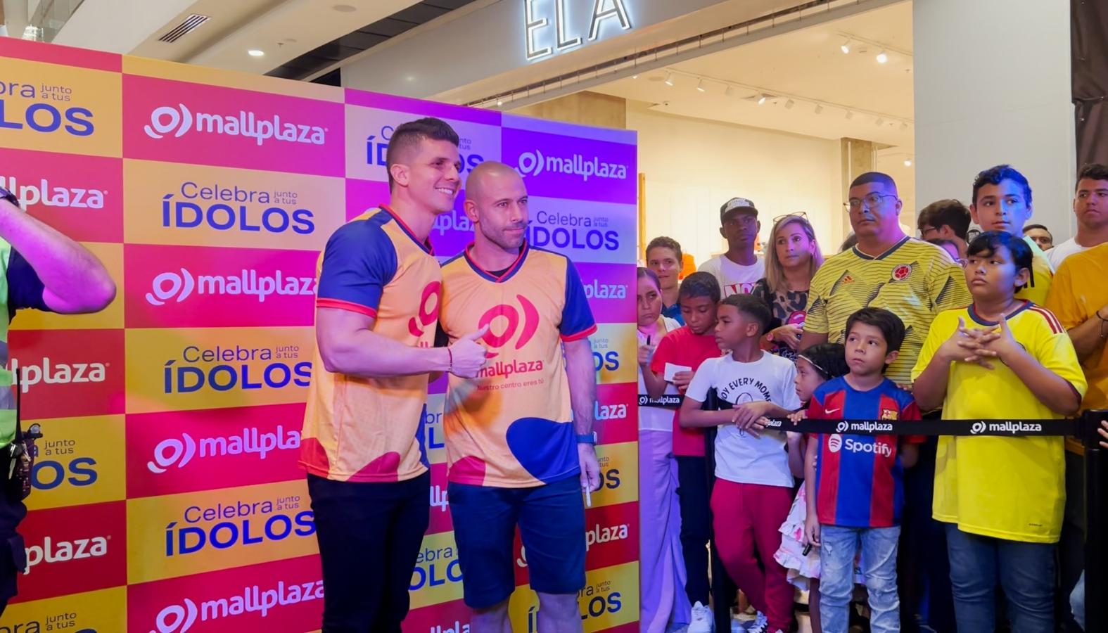 Javier Mascherano con hinchas colombianos en el Mallplaza Buenavista. 