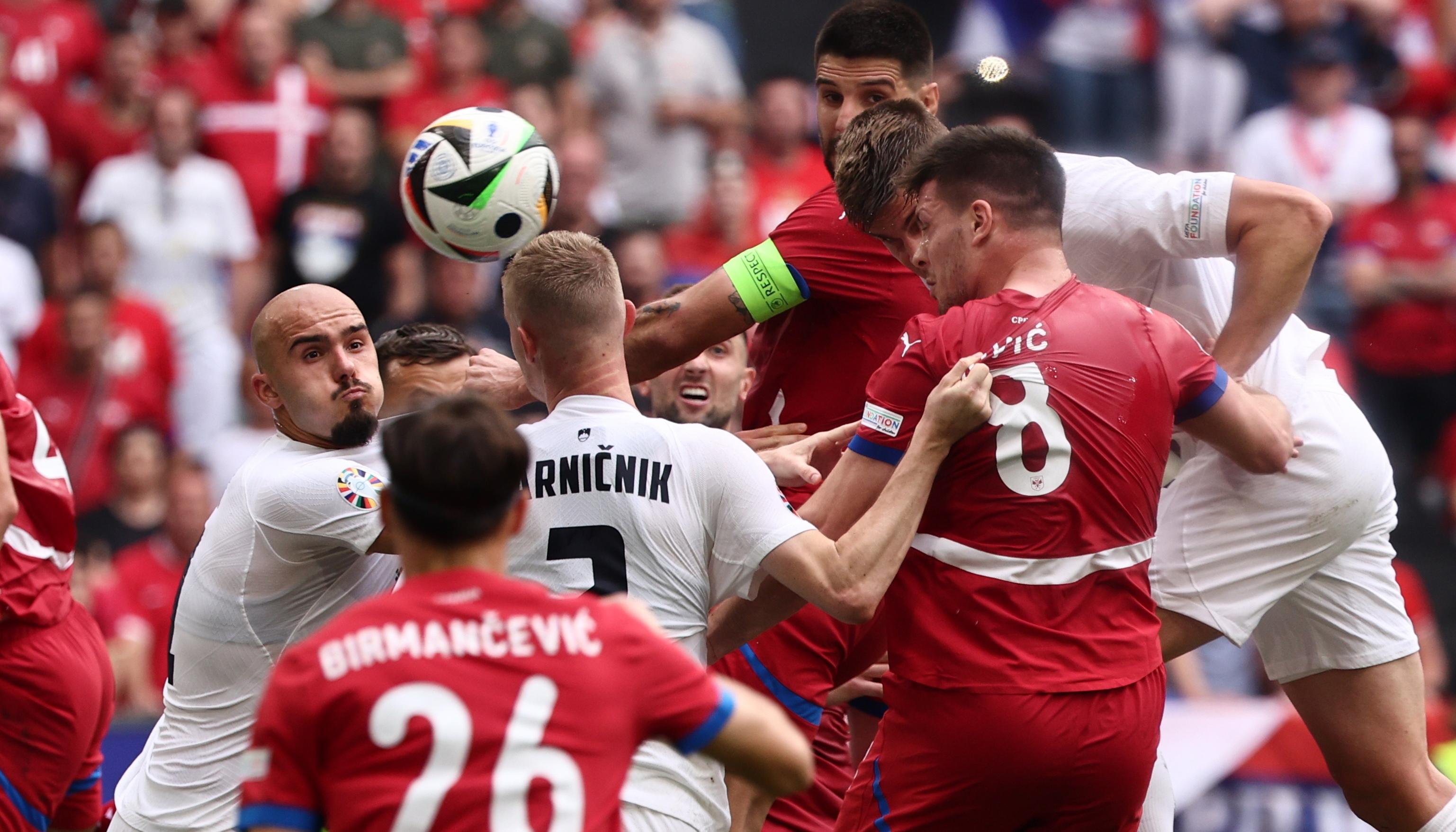 Luka Jovic (8) cabecea hacia el pórtico esloveno para marcar el gol del empate de Serbia.  