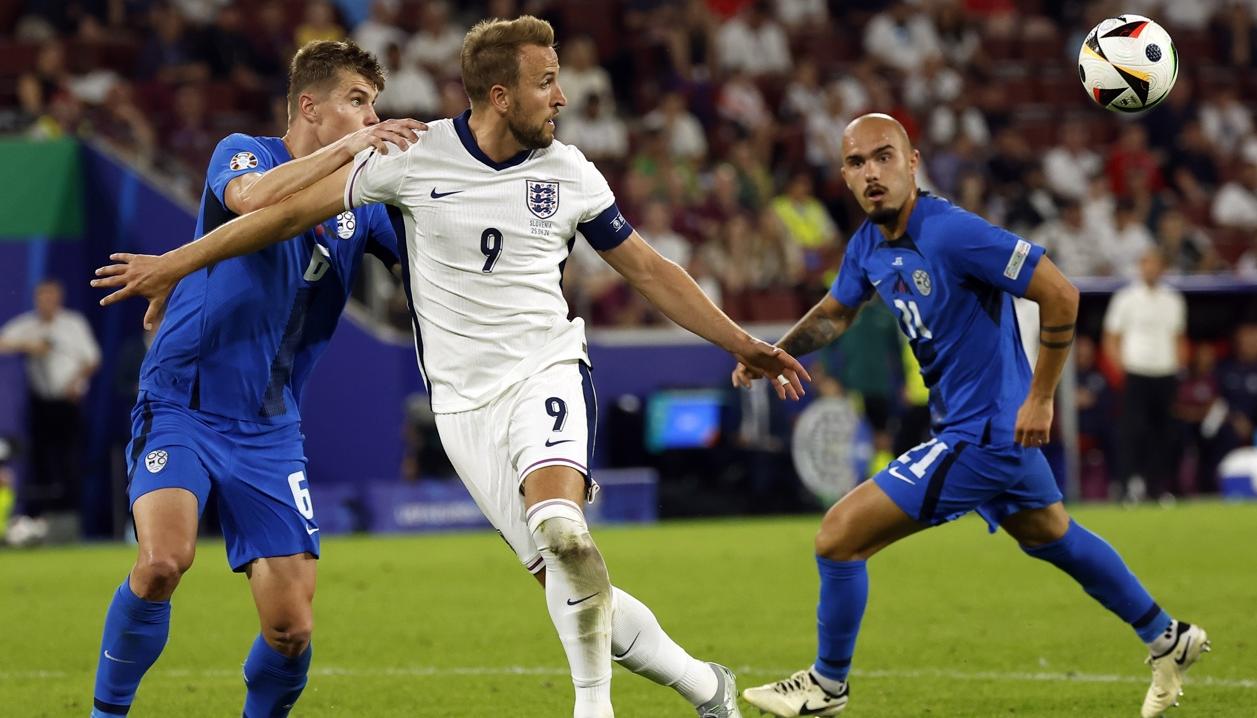 Harry Kane, capitán de Inglaterra, se apresta a recibir la pelota ante la marca de Jaka Bijol.