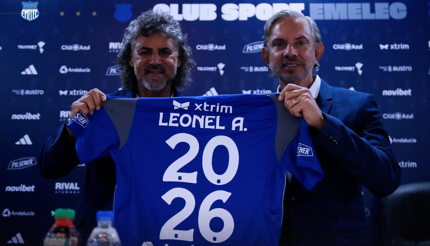 Leonel Álvarez en su presentación como nuevo técnico del Emelec. Lo acompaña José Pileggi, presidente del club.