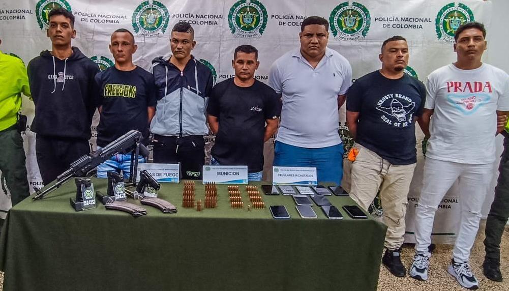 Los hombres cuando fueron capturados por la Policía. 