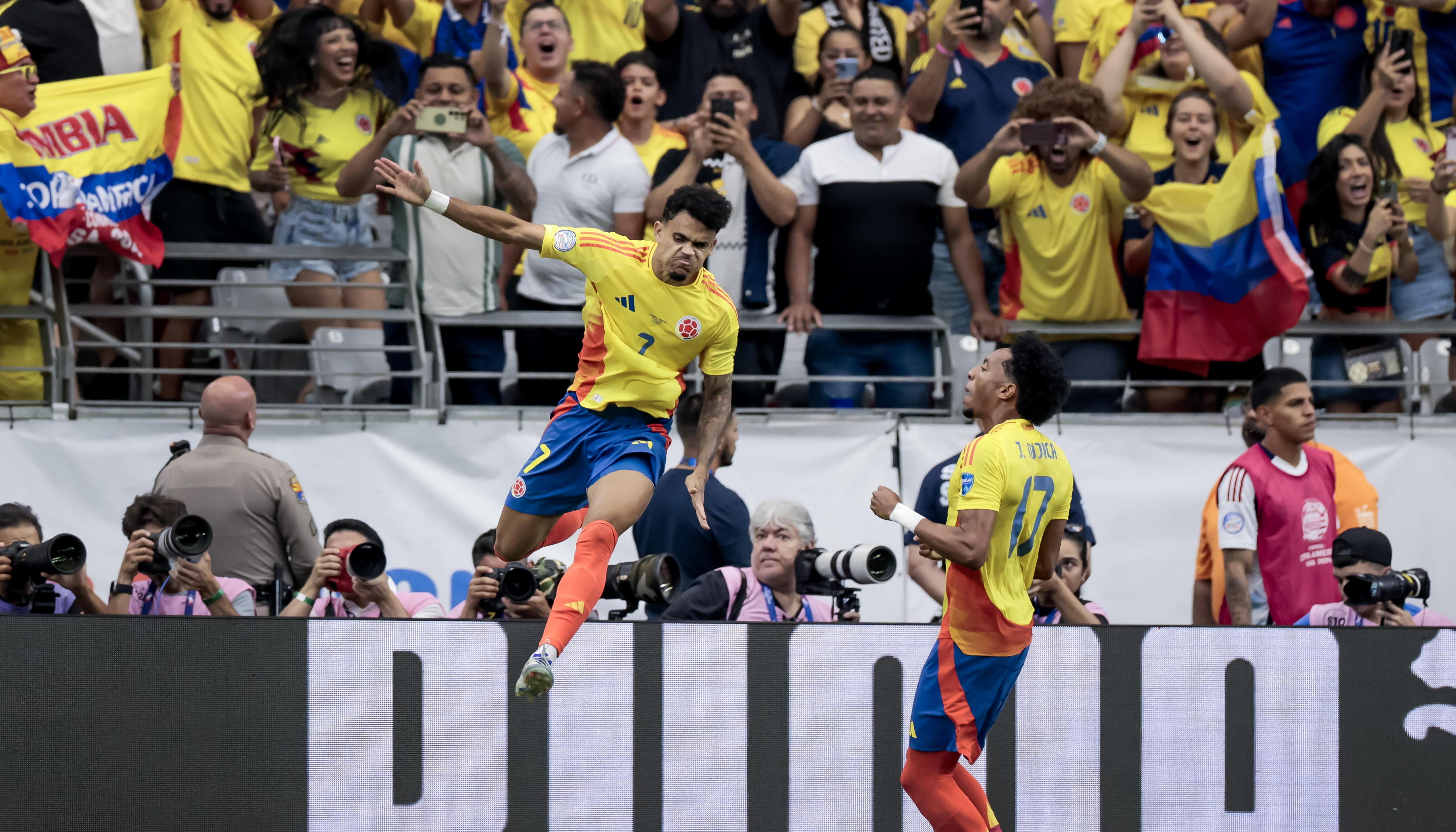 Luis Díaz celebra tras marcar, de pena máxima, el primero de Colombia.