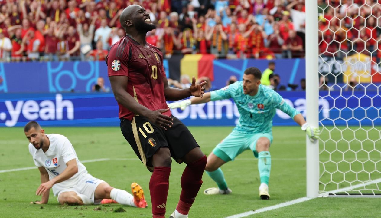 Romelu Lukaku se lamenta tras fallar una opción de gol frente el pórtico de Eslovaquia.