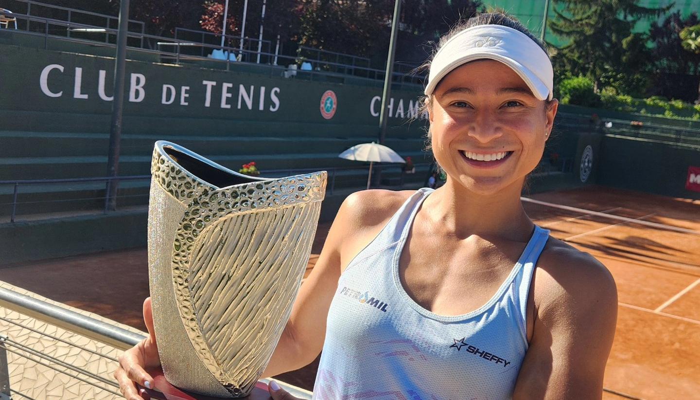 María Fernanda Herazo con el trofeo de campeona.  