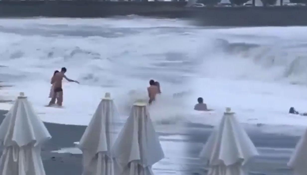 Mujer junto a su novio en el mar Negro.