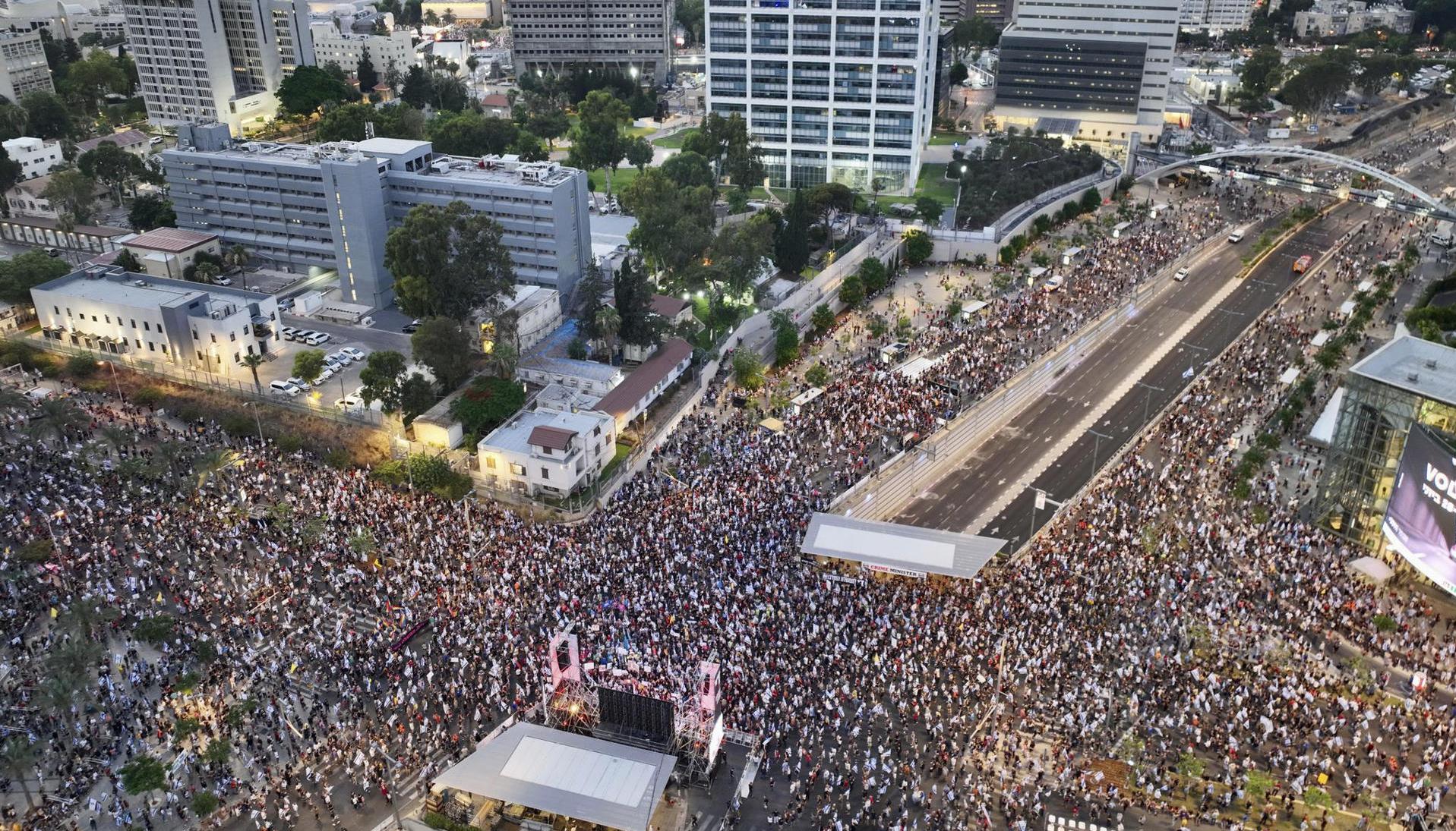 Decenas de manifestantes en la Plaza de Tel Aviv