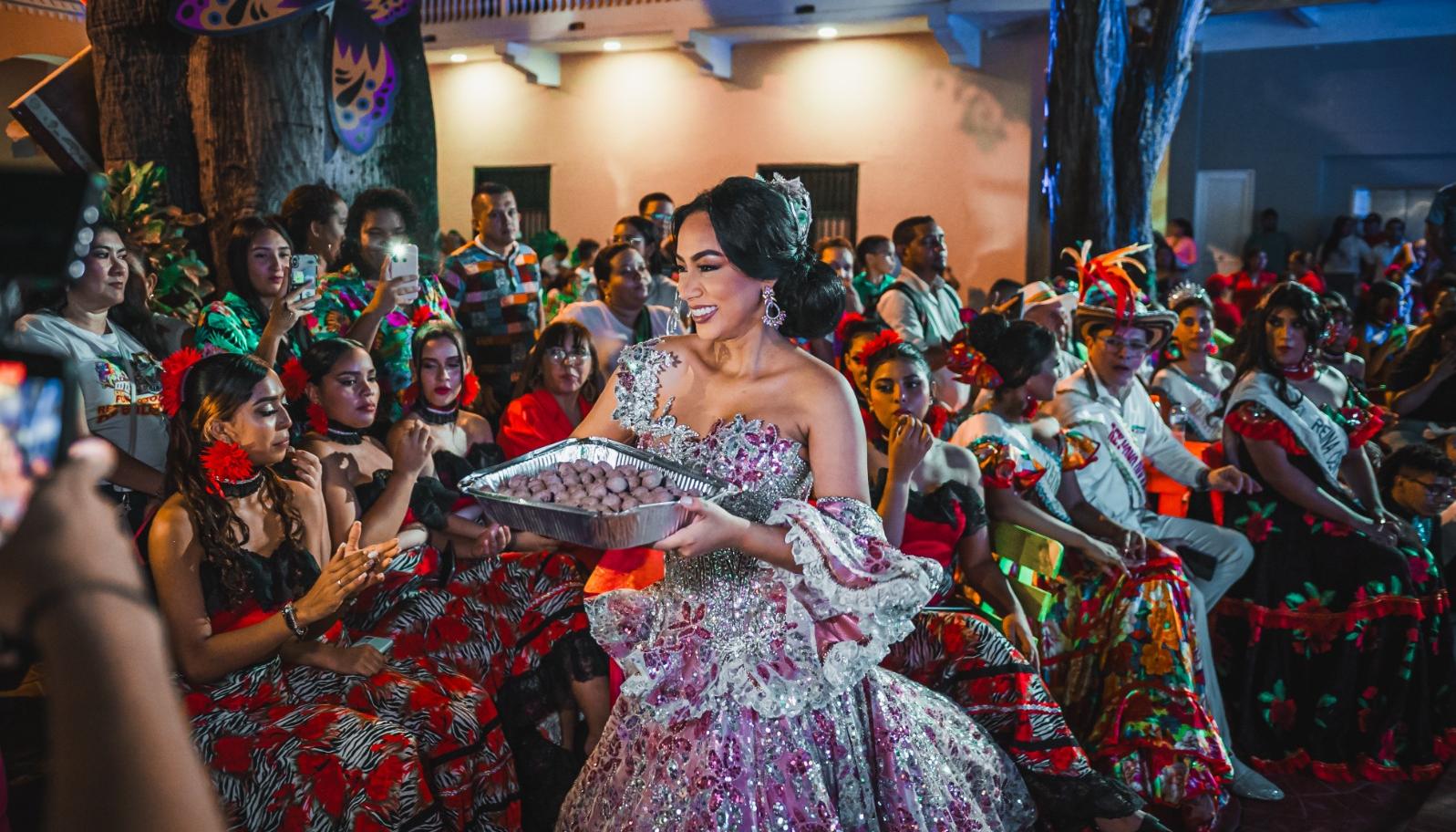 María Victoria Vargas, Reina del Carnaval de Soledad 2024, orgullosa con las butifarras de su municipio.