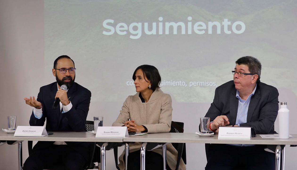  Los ministros de Minas, Andrés Camacho; de Ambiente, Susana Muhamad, y el director de la ANLA, Rodrigo Negrete.