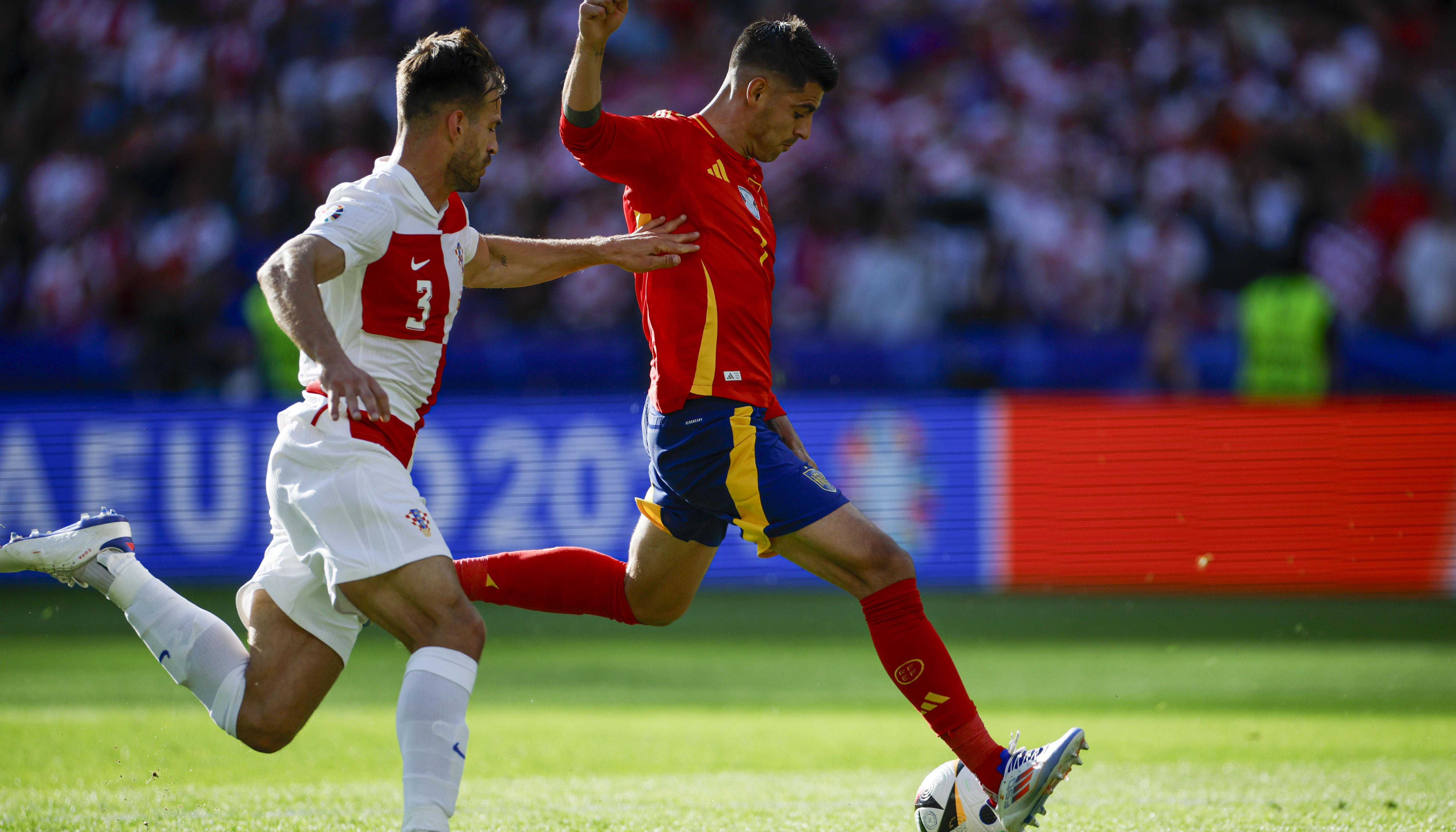 Álvaro Morata se alista para rematar y marcar de zurda el primer gol de España. 