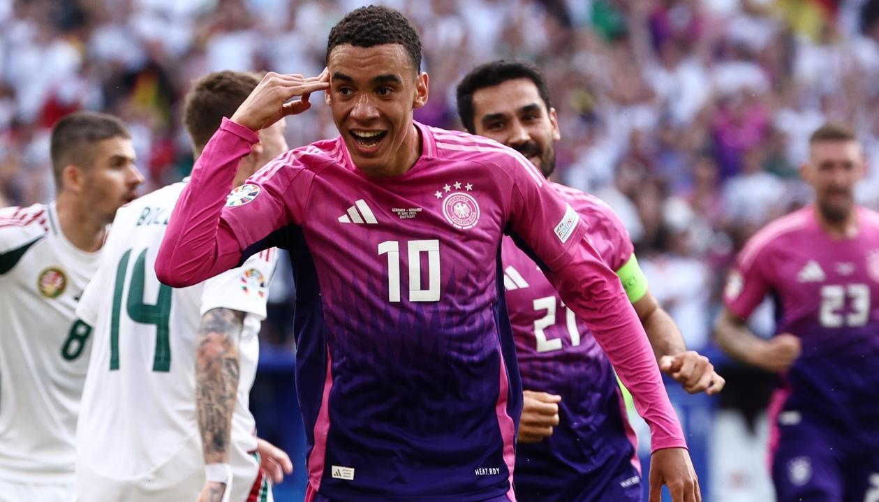 Jamal Musiala celebra tras marcar el primer gol de Alemania. 