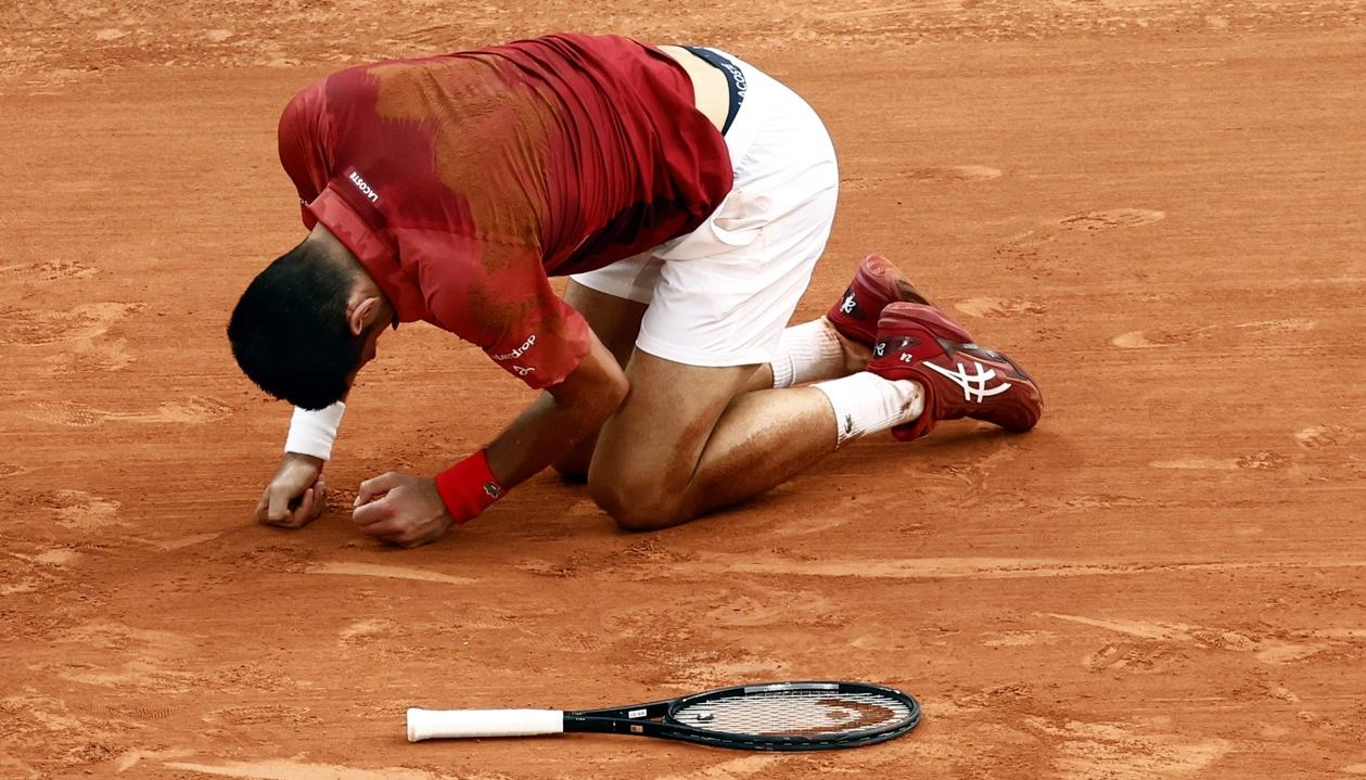 Novak Djokovic se lesionó su rodilla derecha durante el partido contra el argentino Francisco Cerúndolo. 
