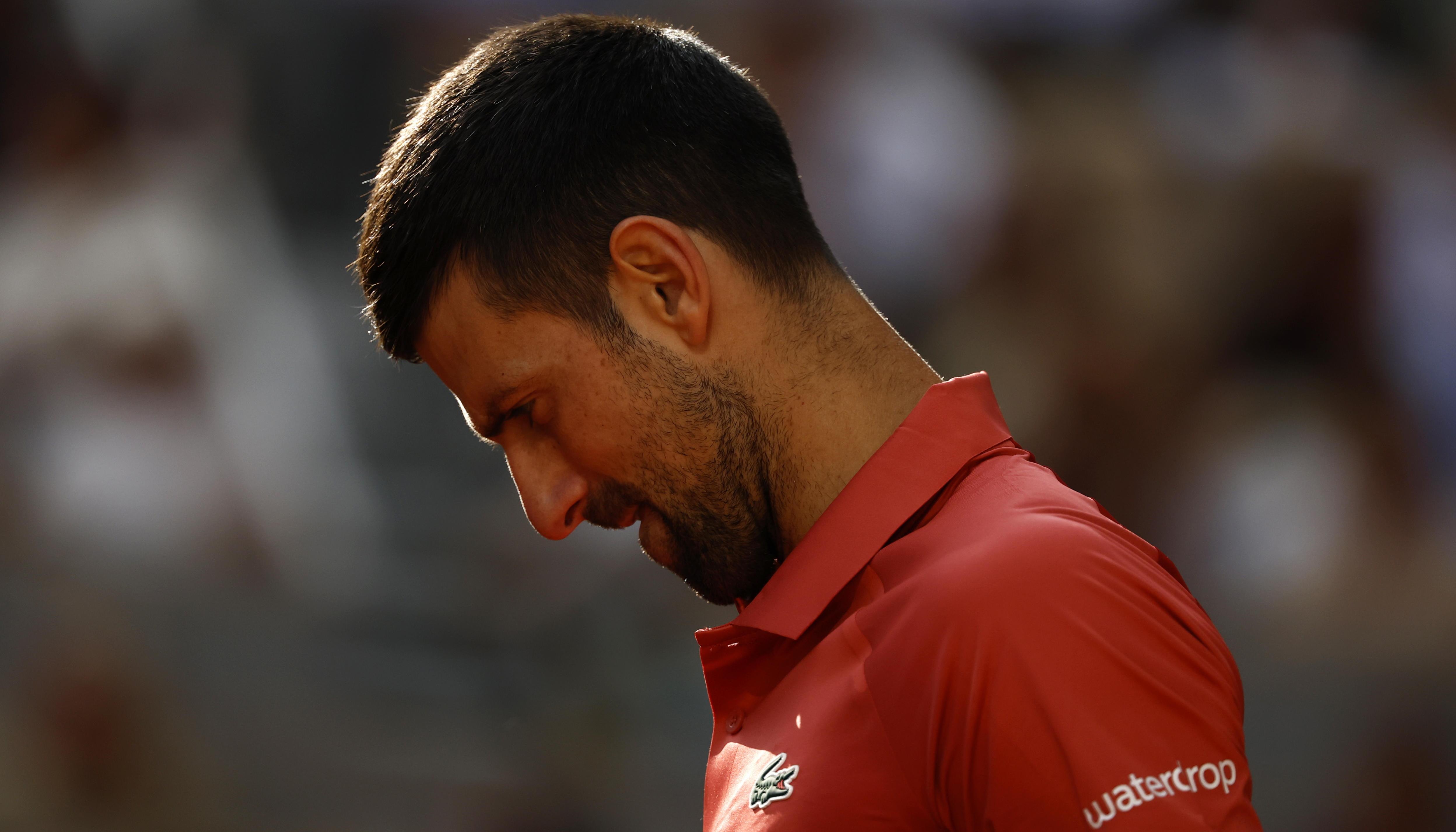 Novak Djokovic se retiró del Roland Garros tras vencer en octavos de final al argentino Francisco Cerúndolo.  
