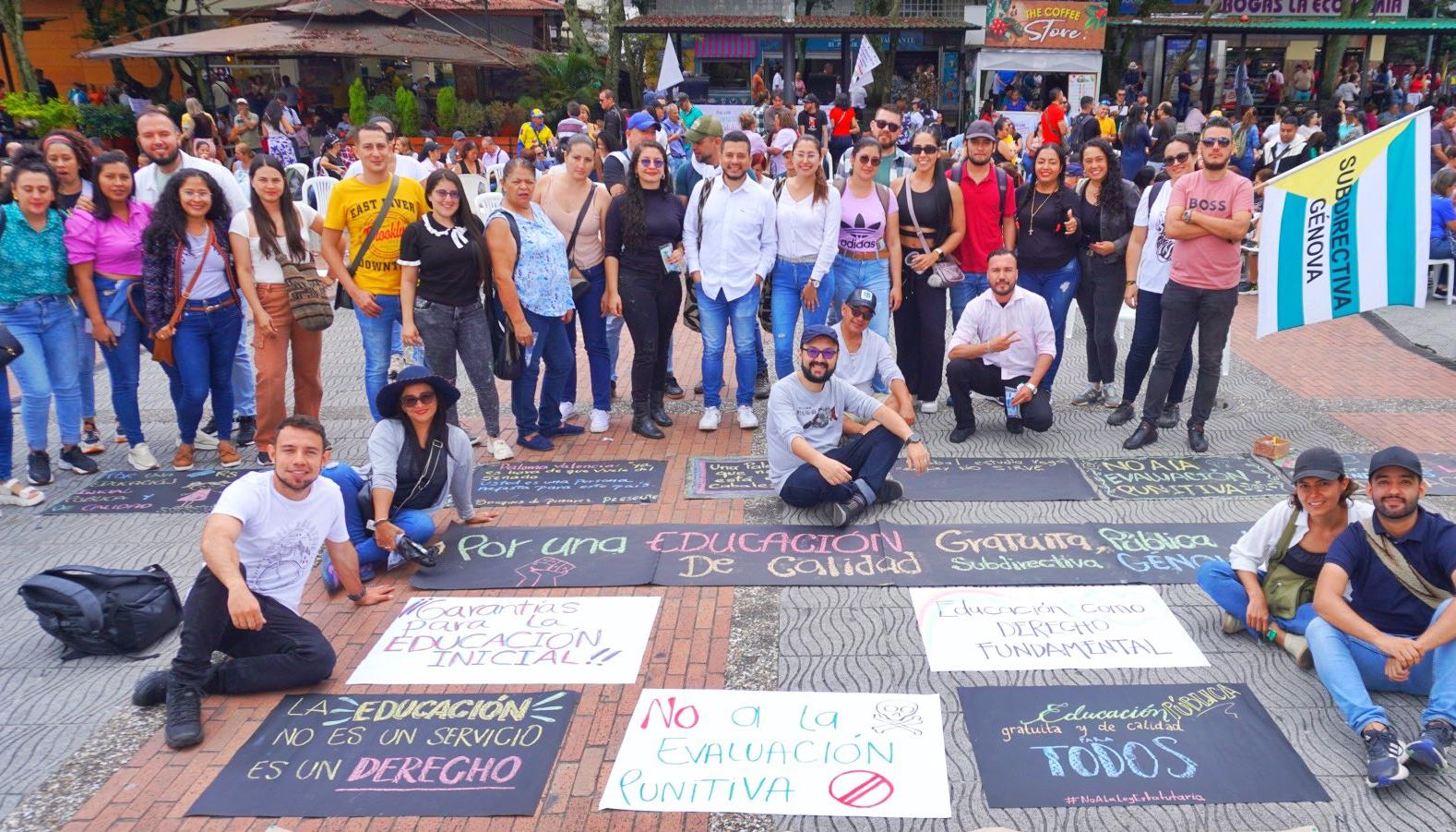 Plantón de directivos de Fecode en la Plaza Principal de Armenia
