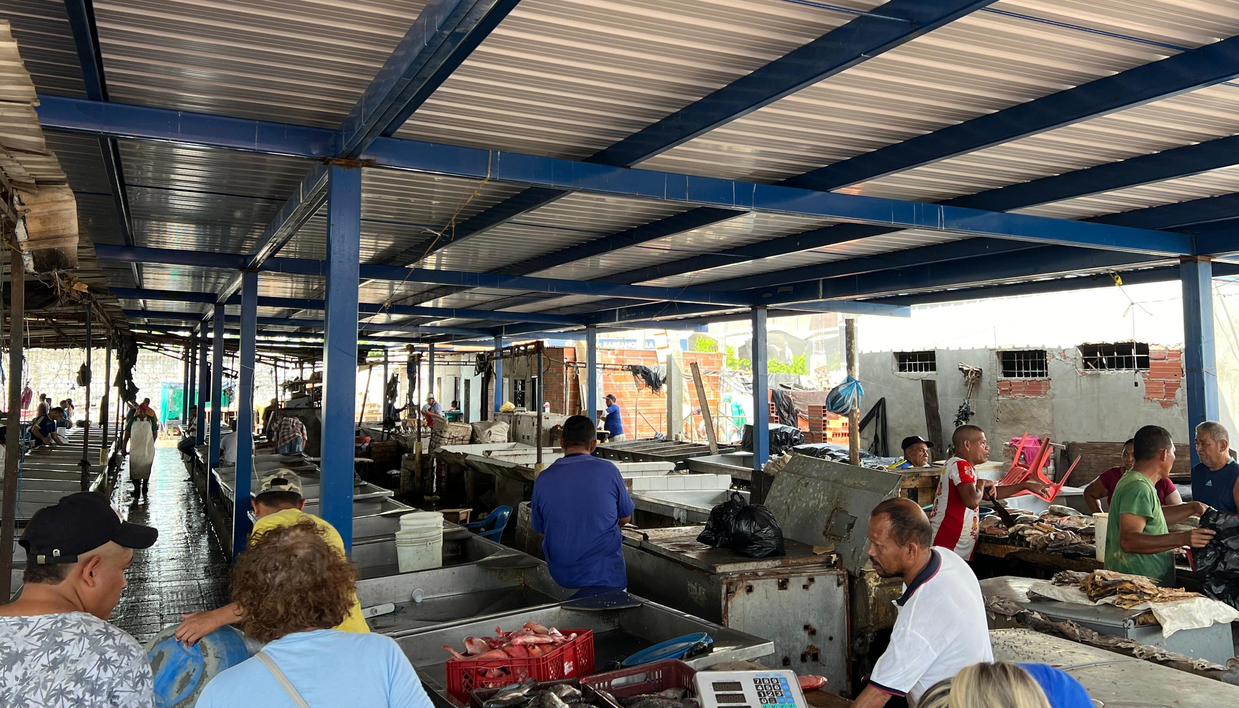 Así va quedando el nuevo techo de la plaza del pescado de Barranquillita