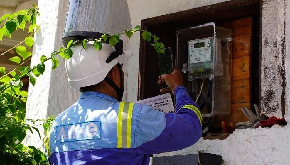 Foto referencia de operario de Air-e