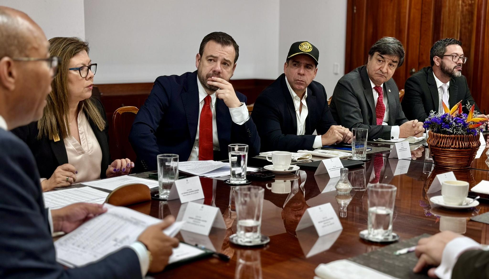 Alejandro Char y Carlos Fernando Galán con el presidente de la Corte Suprema, Gerson Chaverra, y la Fiscal General, Luz Adriana Camargo