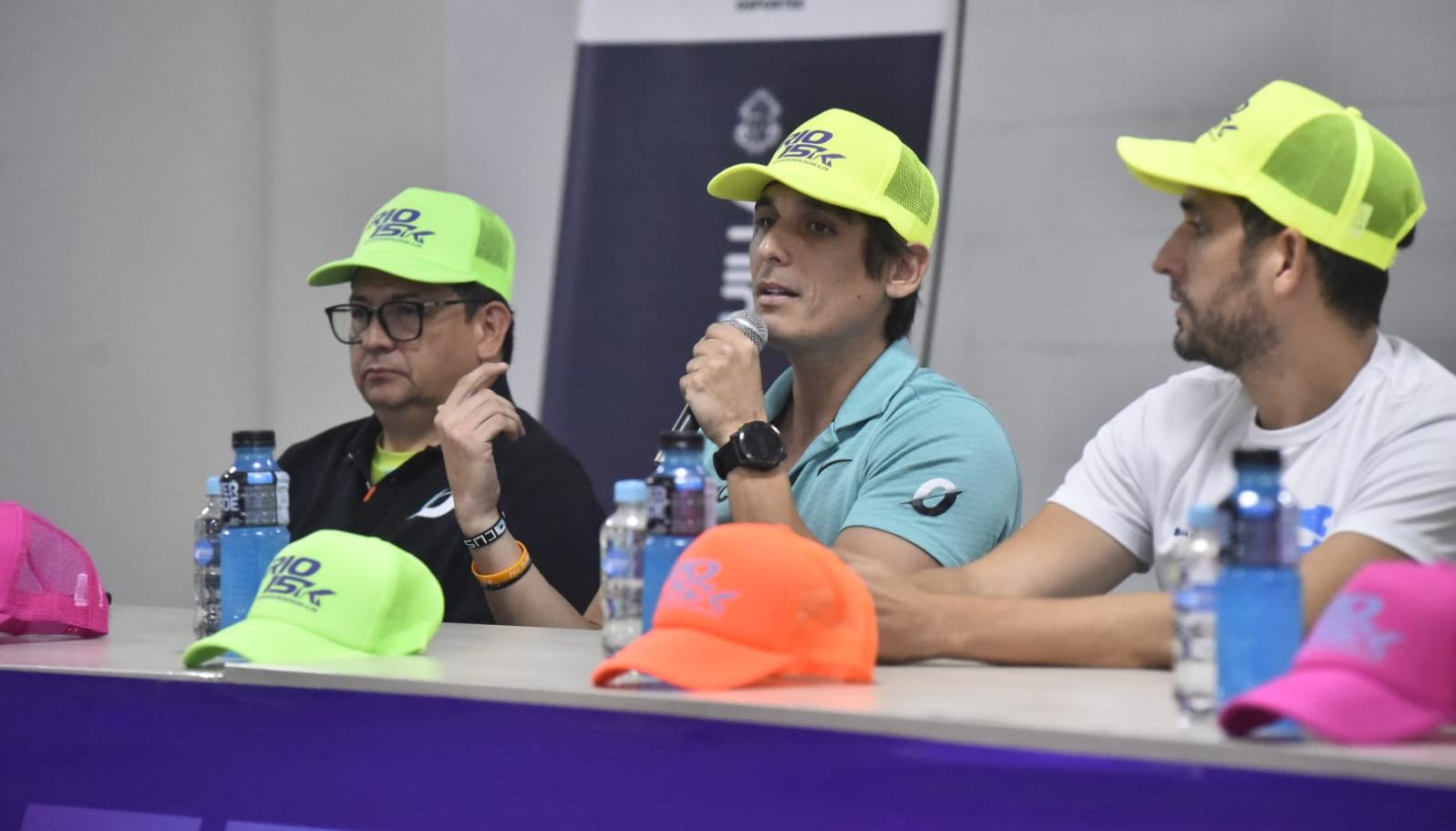 Kevin Toro (centro), director de la carrera durante el lanzamiento en el estadio Édgar Rentería. 
