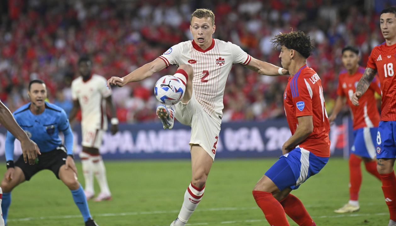 Wílmar Roldán en plena acción durante el partido entre Canadá y Chile. 