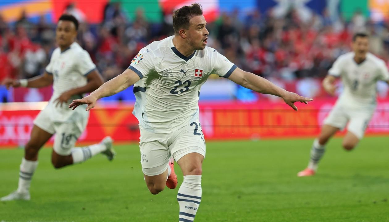 Xherdan Shaqiri celebra el gol con el que le dio el empate a Suiza. 