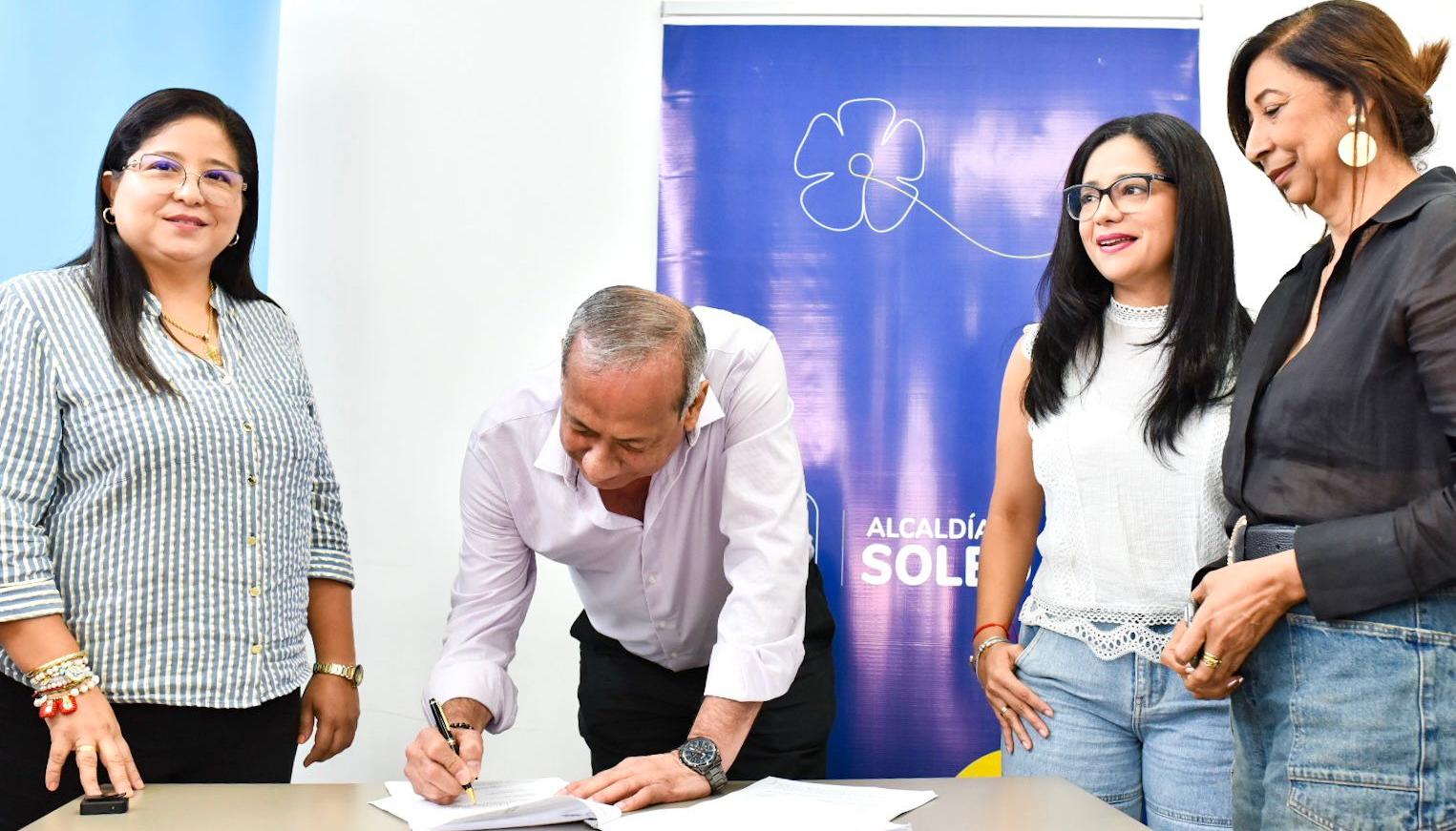 El gerente general de Triple A Ramón Hemer firma la prórroga del contrato en el municipio de Soledad. Lo observa la alcaldesa Alcira Sandoval