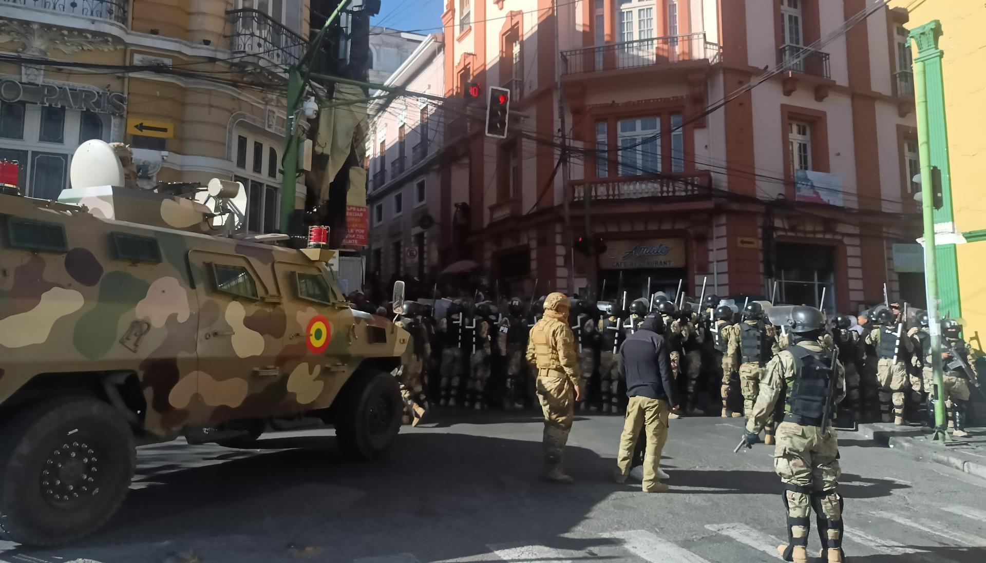 Tanques militares en la Plaza de la Paz, frente a la sede del Gobierno