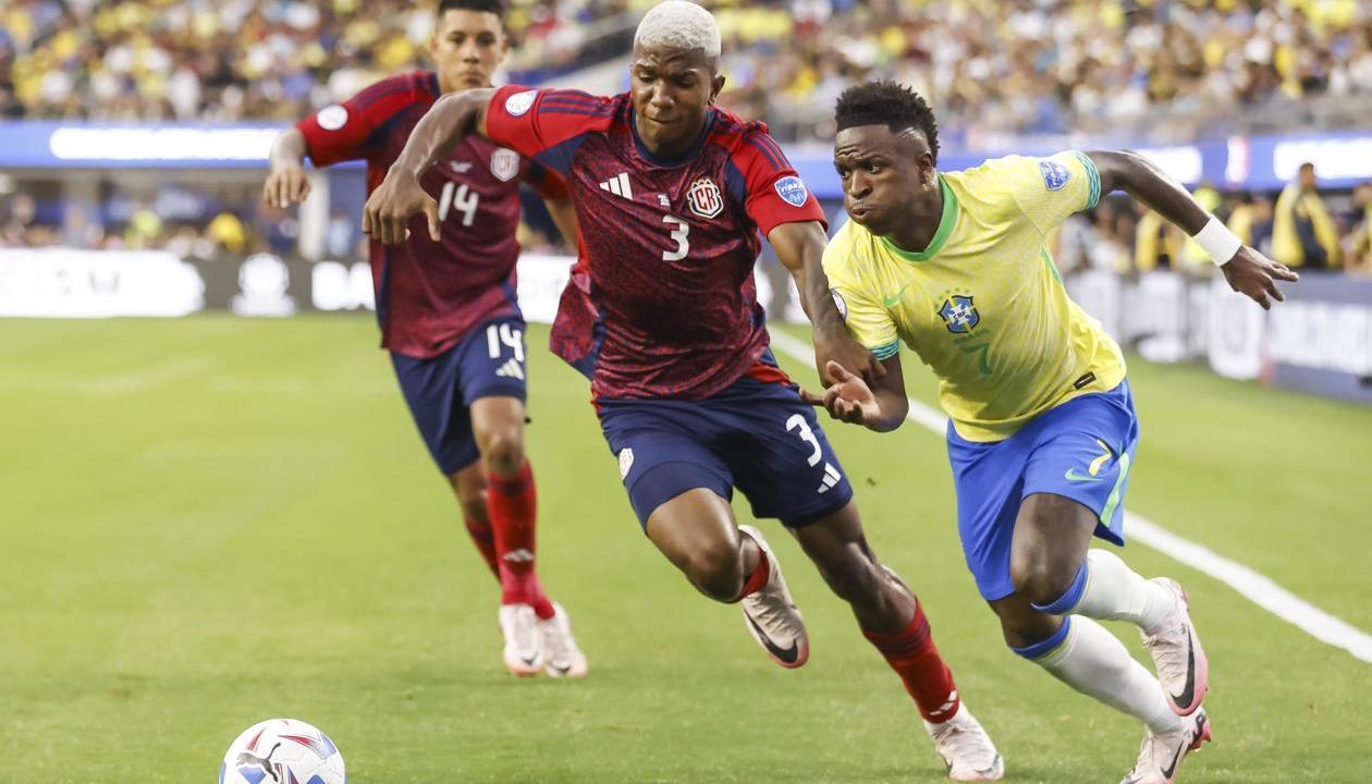 Vinicius Junior intenta dejar atrás la marca del costarricense Jeyland Mitchell. 