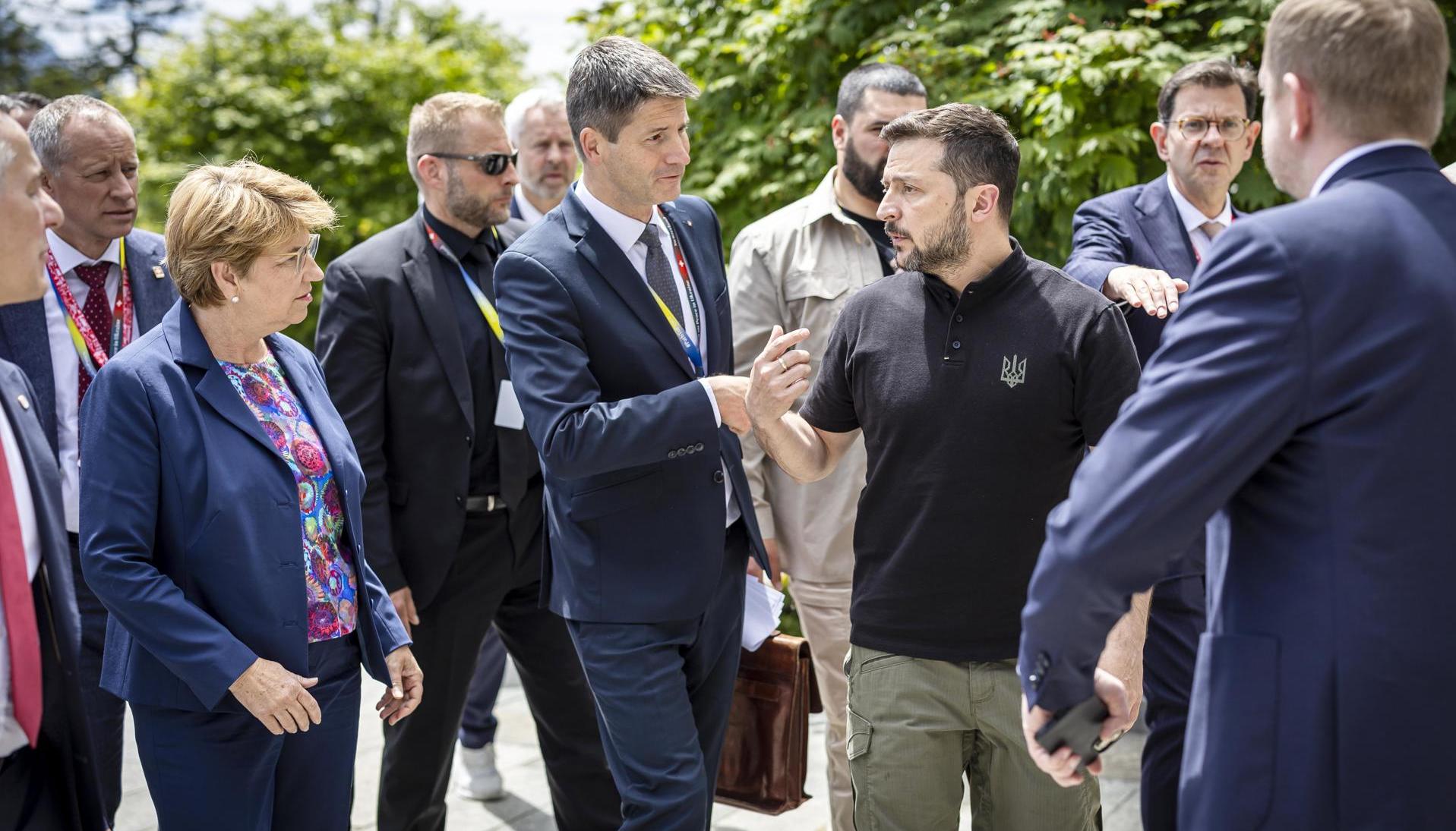 El presidente Vladimir Zelensky saluda a los Jefes de Estado y delegados de la cumbre que terminó en Suecia