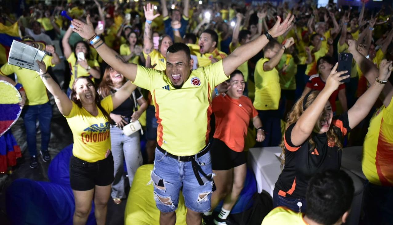 Aficionados celebrando el gol de Colombia. 